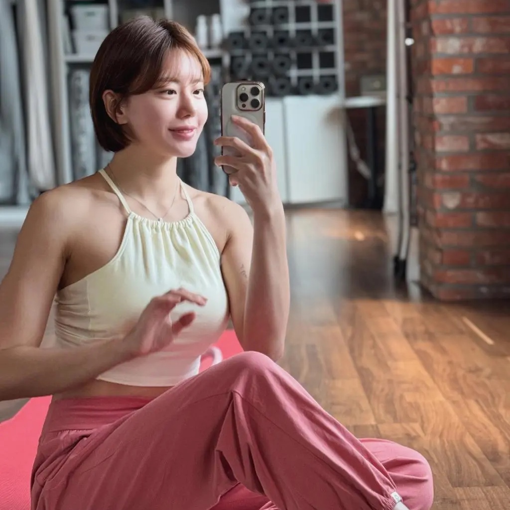 DHYANI Halter point top 2colors 착용 스타일