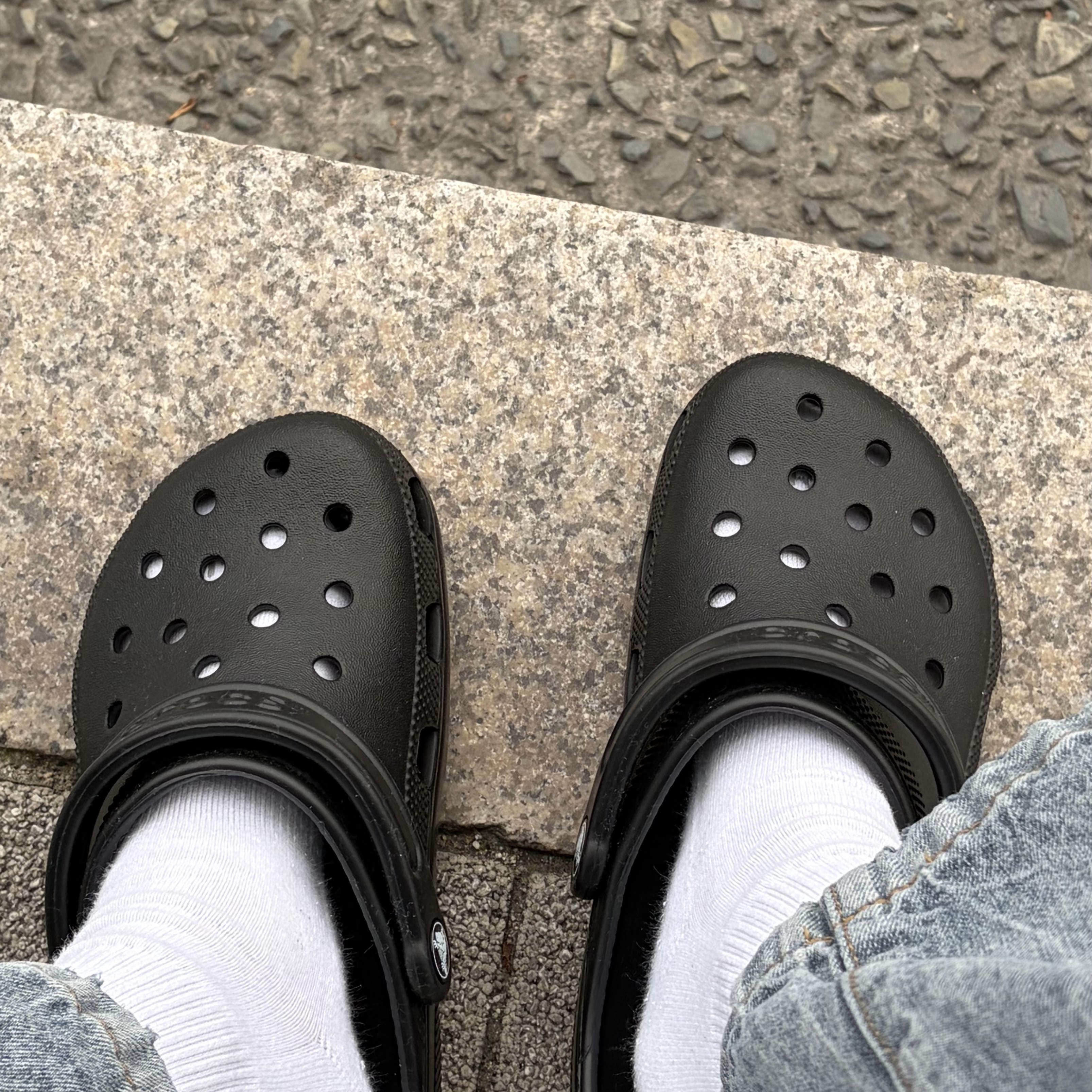 Crocs Classic Clog Black 착용 스타일
