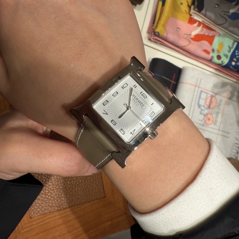 Hermes Heure H Watch Large Etoupe Swift Calfskin Strap & Steel 착용 스타일