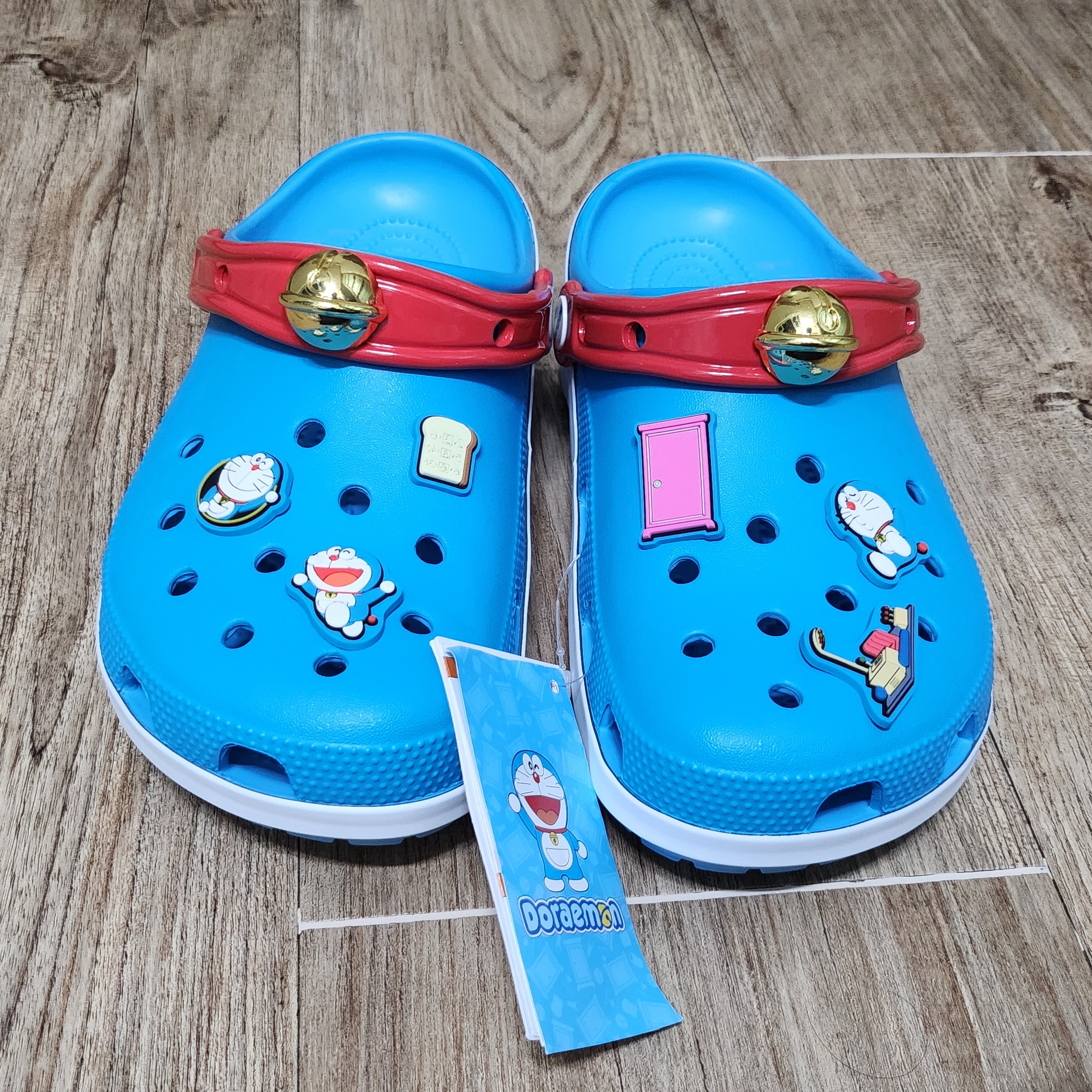 Crocs x Doraemon Classic Clog Multi 착용 스타일 - 1