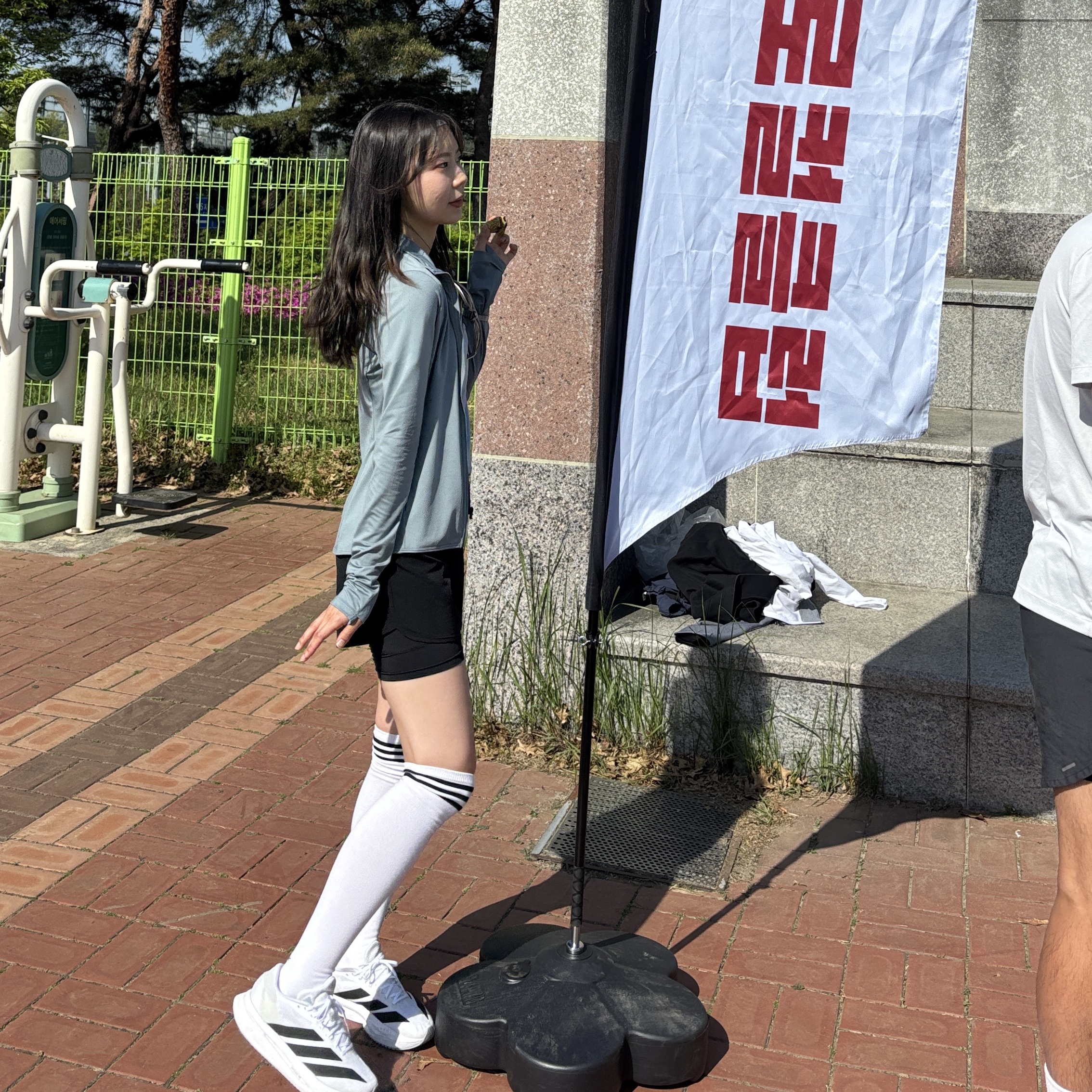 (W) Adidas Adizero SL2 Cloud White Core Black, [KREAM 단독] runwhither Classic Line Singlet Navy 착용 스타일 - 1