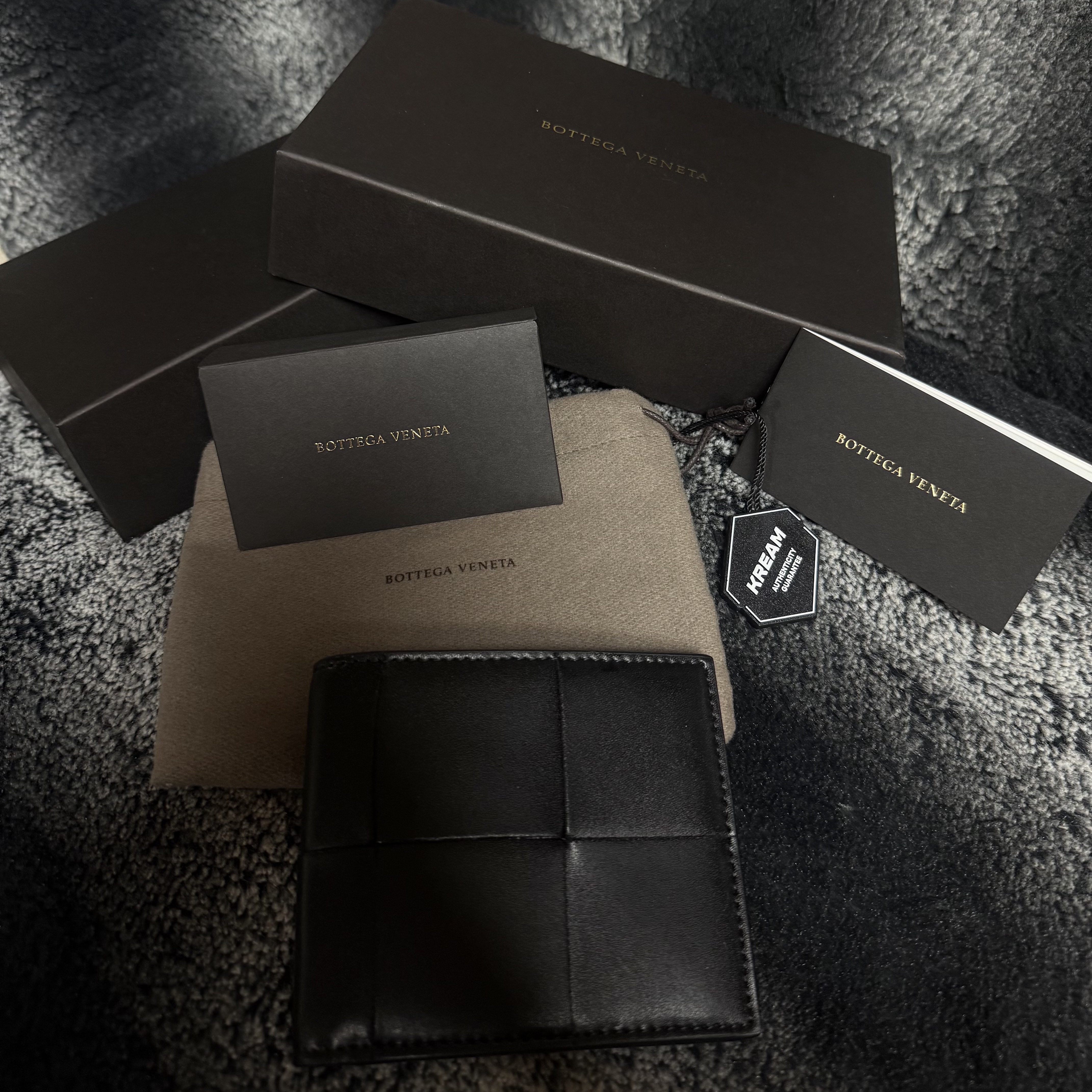 Bottega Veneta Bi-Fold Wallet Black 착용 스타일 - 2