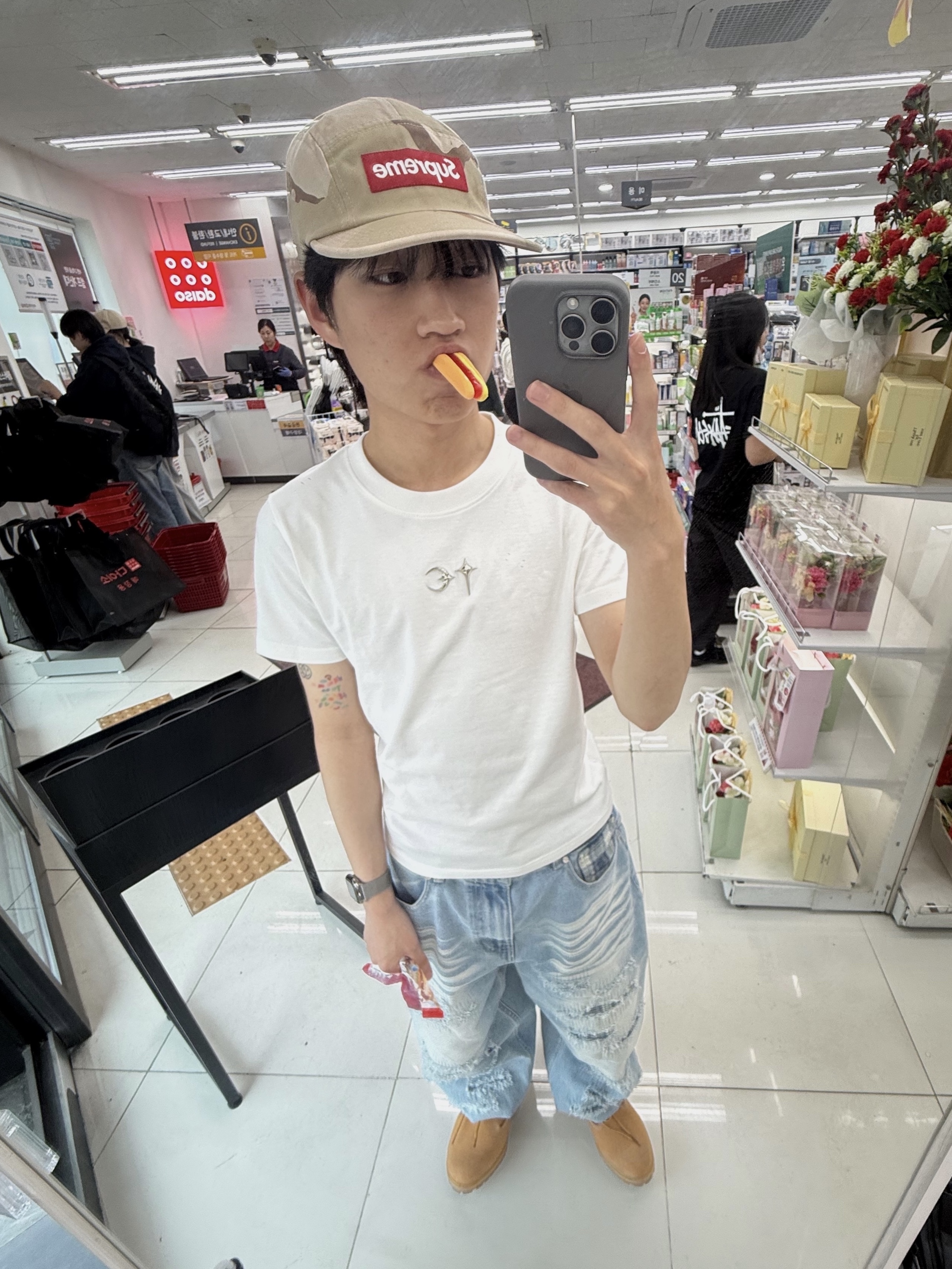 Supreme Washed Chino Twill Camp Cap Desert Camo - 24SS, Thug Club Back T-Shirt Slim White 착용 스타일 - 1