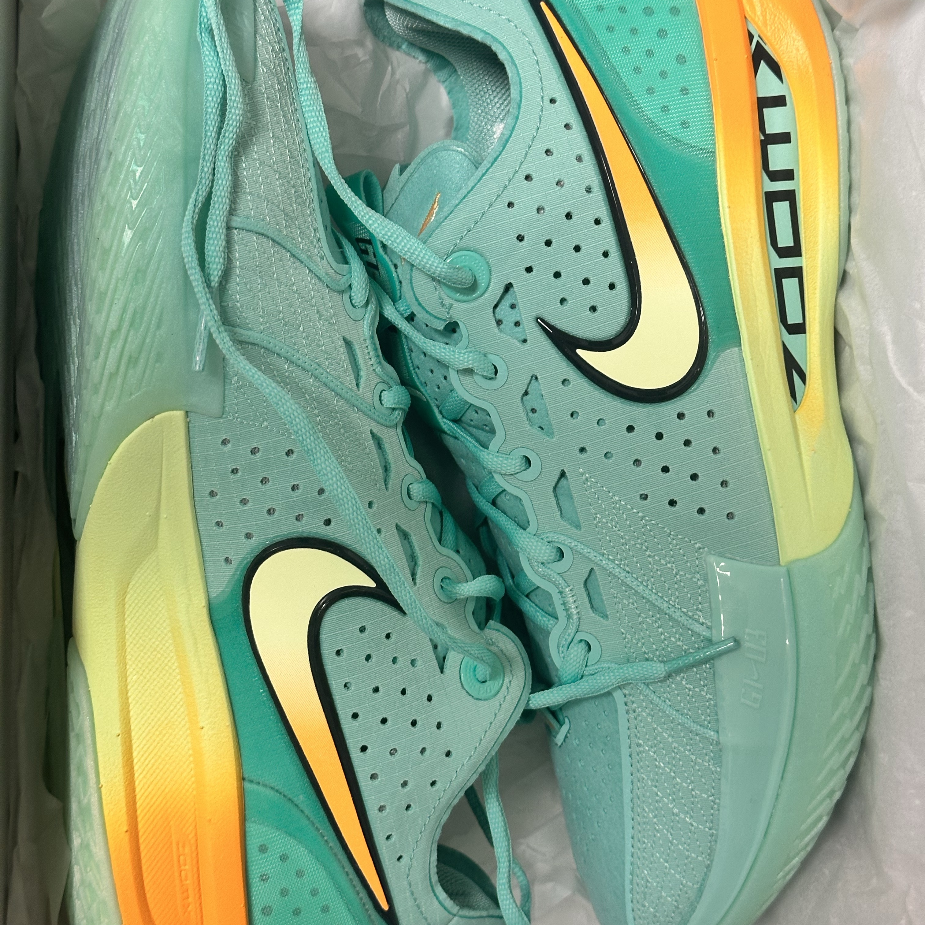 Nike Air Zoom G.T. Cut 3 EP Bleached Turquoise Barely Volt 착용 스타일