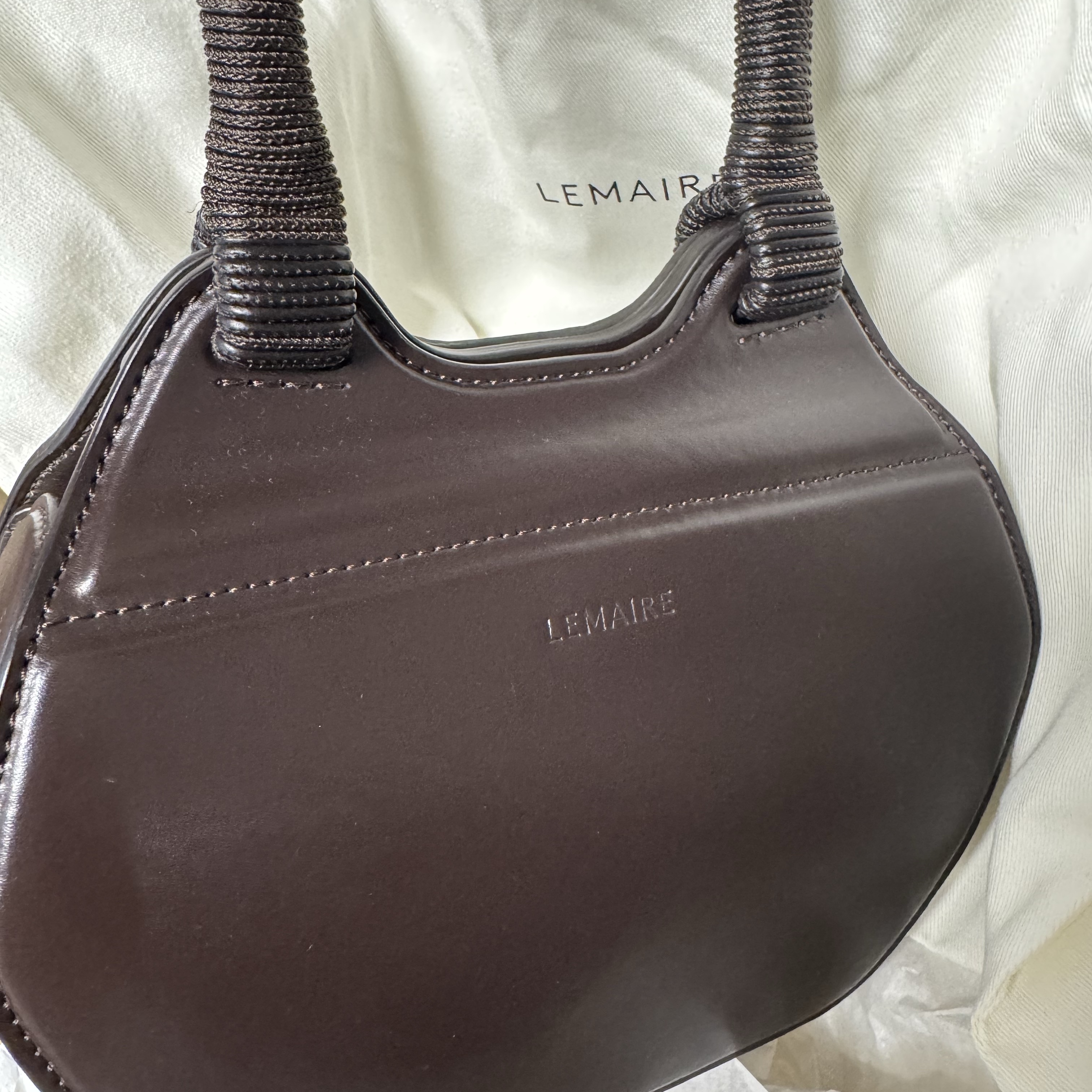 Lemaire Frog Handbag Dark Brown 착용 스타일 - 4