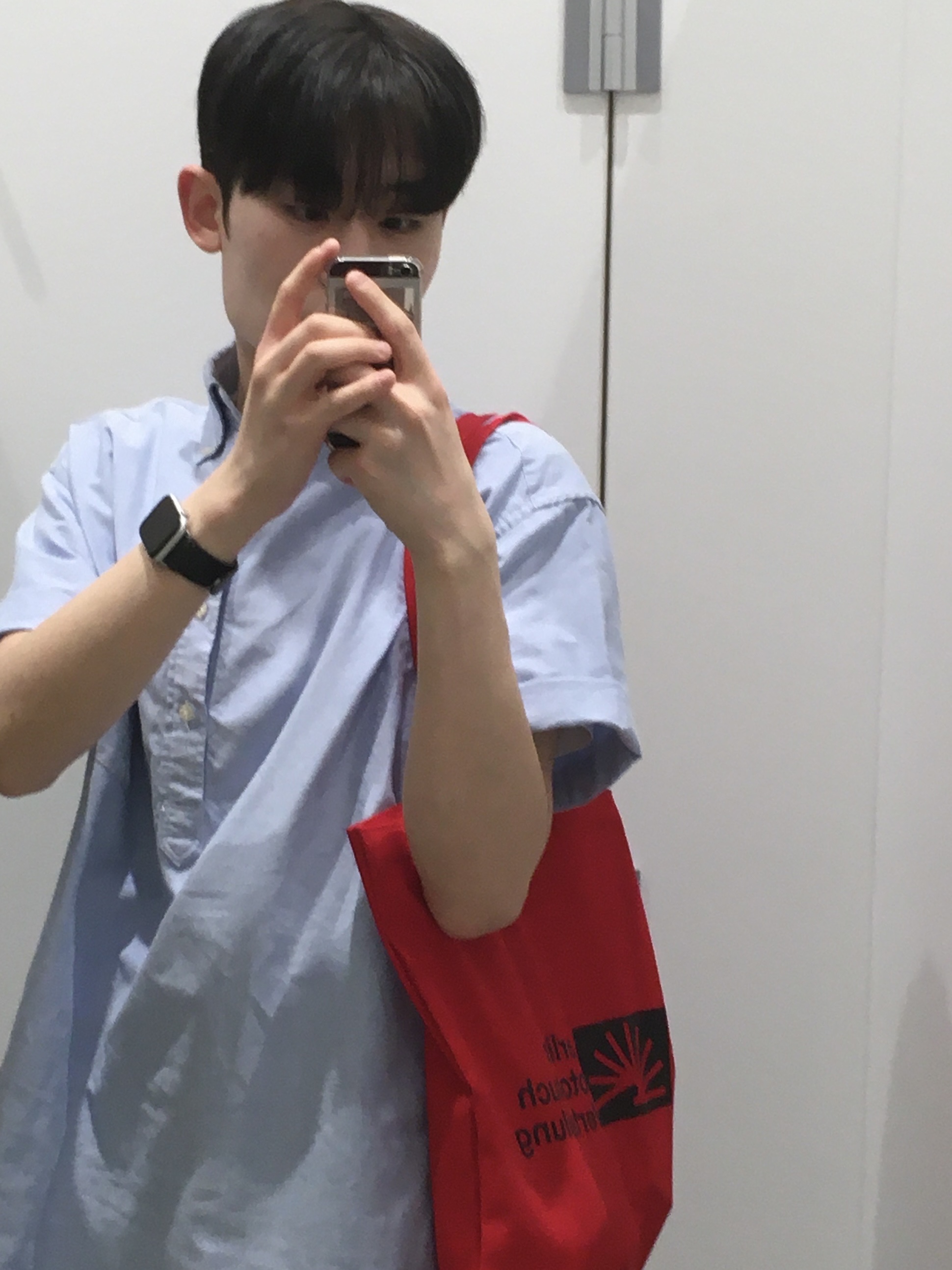Berlin Photobook Distribution 002 Bag Red 착용 스타일