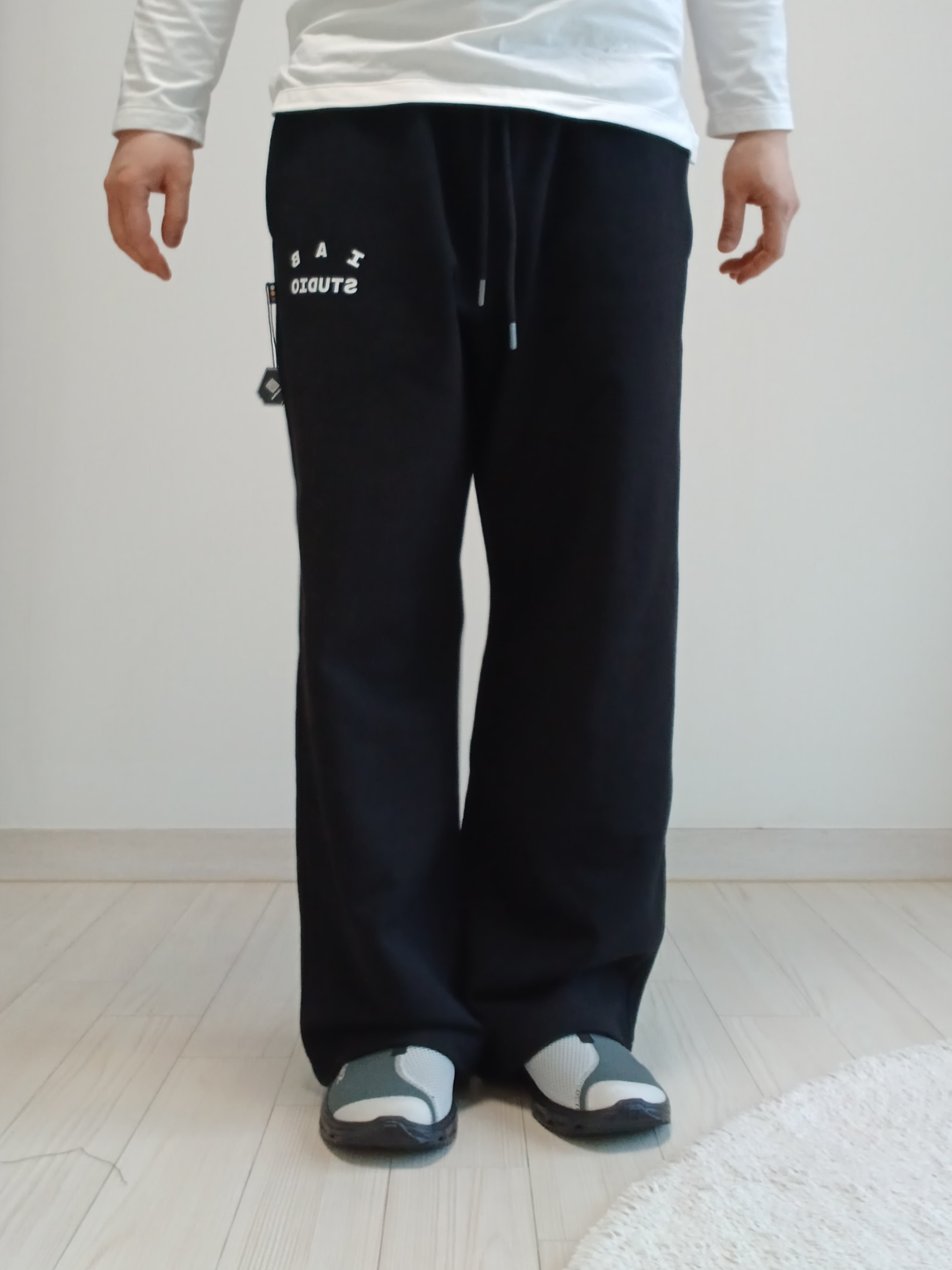 IAB Studio IAB Sweatpants Black, Salomon RX Slide 3.0 Urban Chic Lunar Rock 착용 스타일 - 3