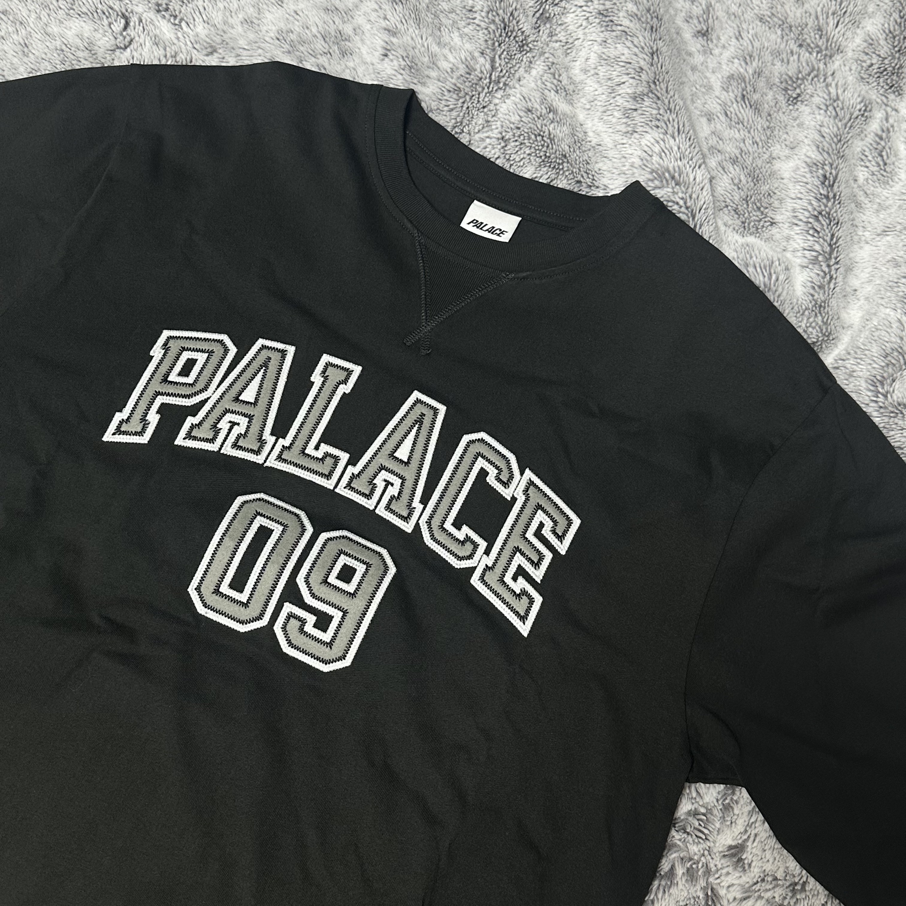 Palace 09 Palace Longsleeve Black - 26SS 착용 스타일