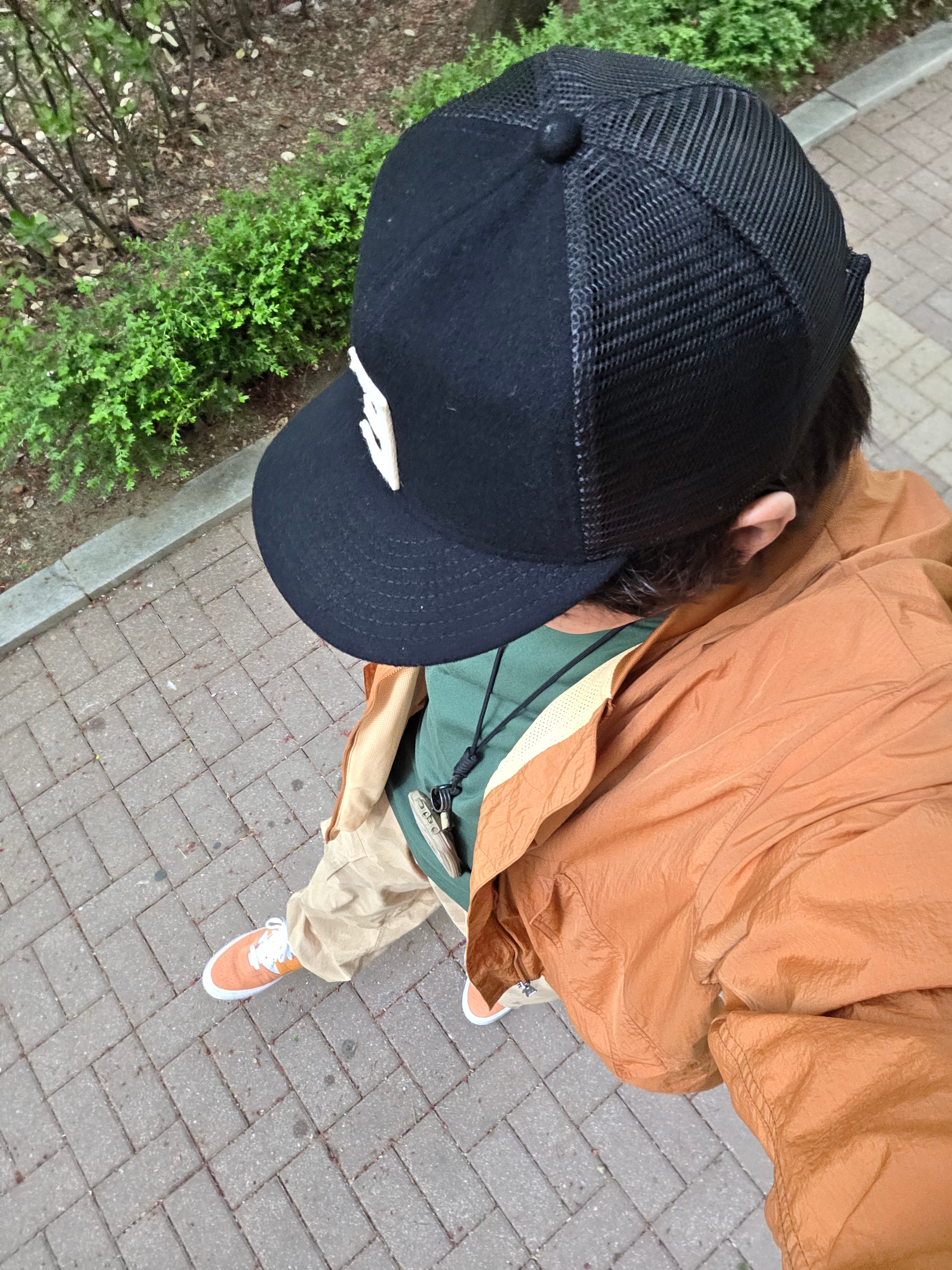 Palace P3 Skull T-Shirt Racey Green - 25SS, Essentials x New Era E Trucker Cap Black 착용 스타일