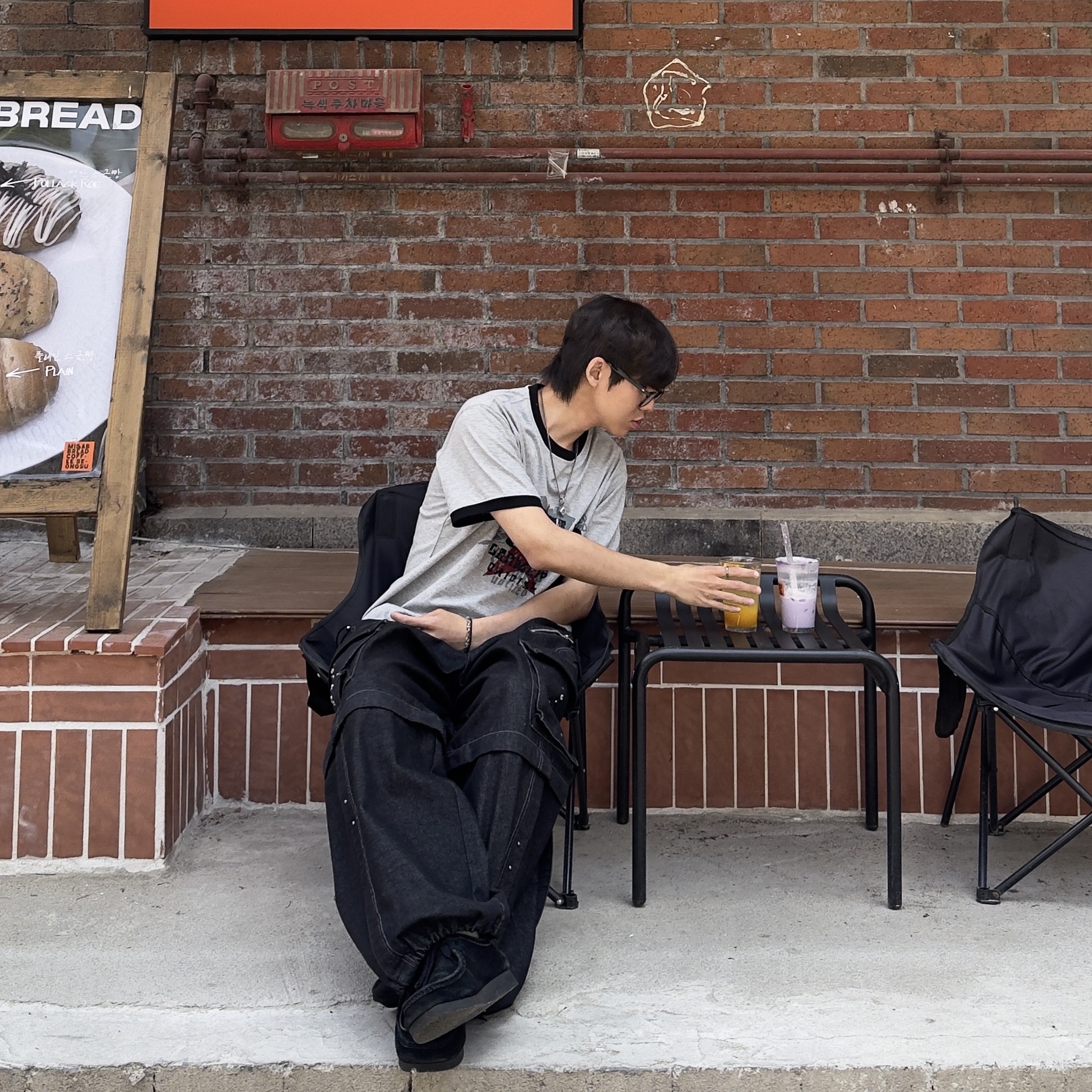 Flavorism VTG Graphic Linger T-shirt Melange Black, GU Real Leather Moccasin Shoes Black 착용 스타일 - 4