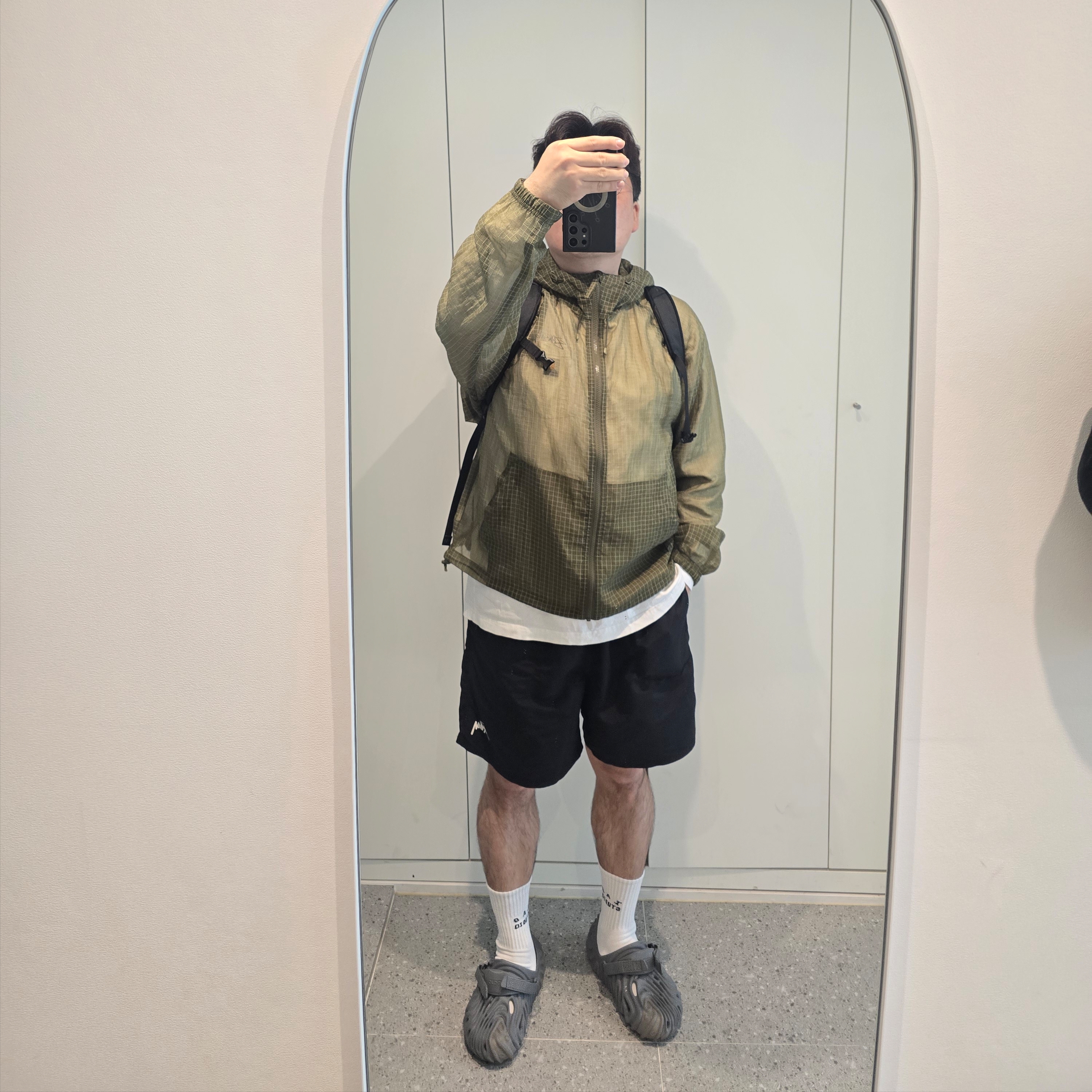 Carhartt Loose Fit Heavyweight Regular Long Sleeve Pocket T-Shirt White, Stussy Stock Water Shorts Black 착용 스타일