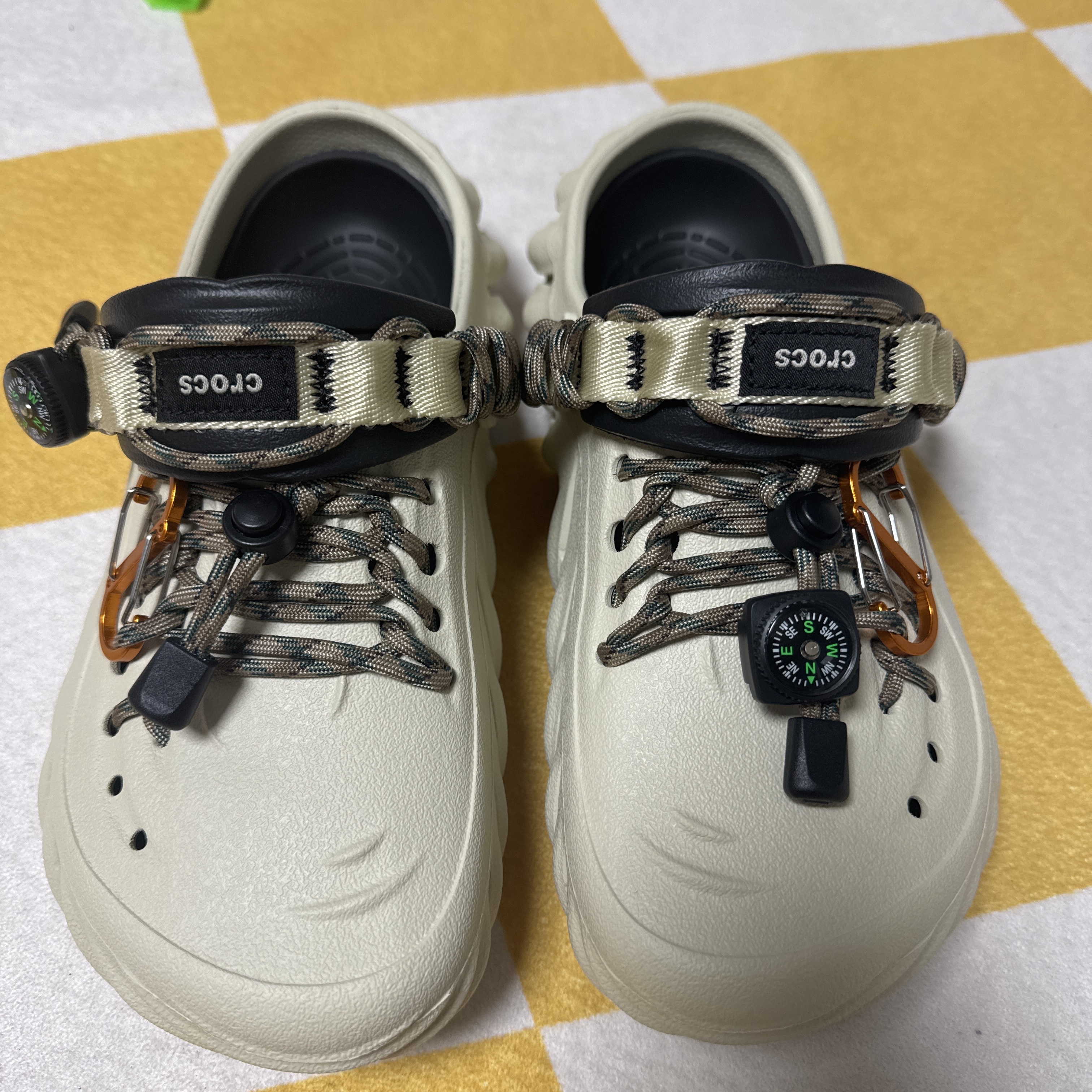 Crocs Echo Clog Bone Black 착용 스타일