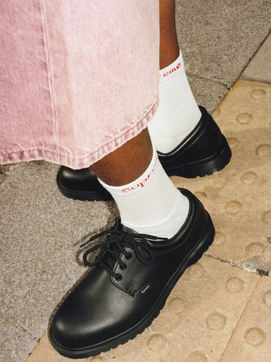 Dr. Martens x Supreme Postal Supreme 4-Eye Shoe Black - 26SS, Dr. Martens x Supreme Postal Supreme 4-Eye Shoe Snakeskin - 26SS 착용 스타일 - 2