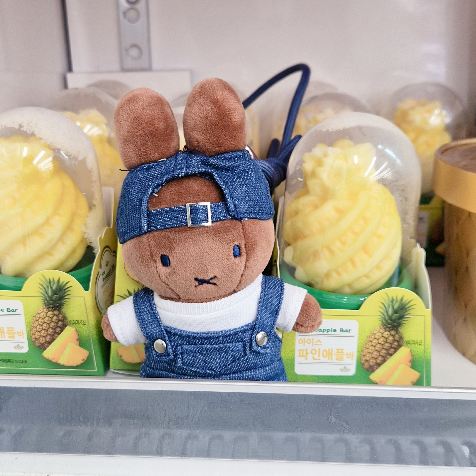 Miffy Seoul Denim Edition Poppy Keyring 착용 스타일 - 6