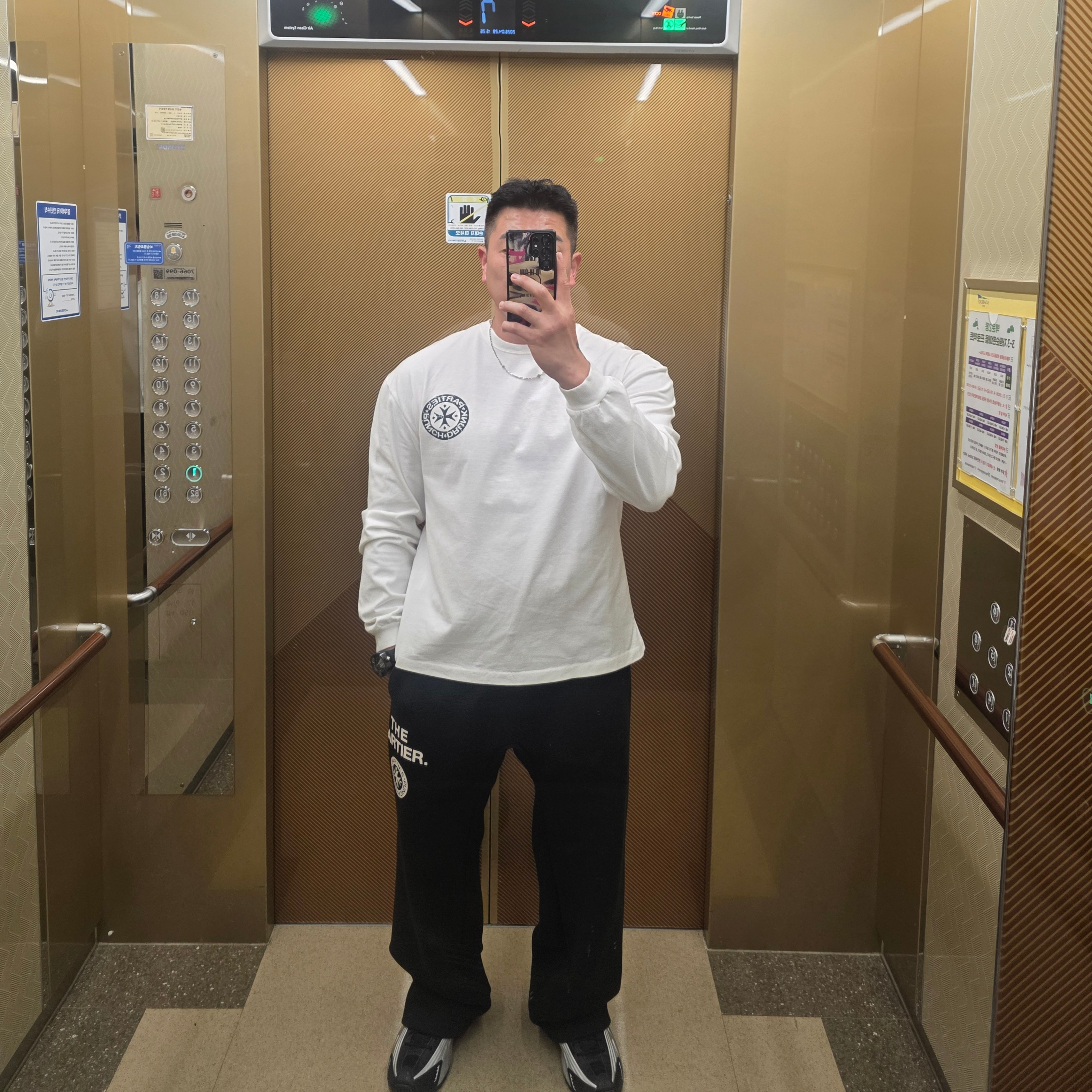 Nike Shox R4 Metallic Silver Red, Punch Drunk Parties Hurt Logo Long Sleeve White 착용 스타일