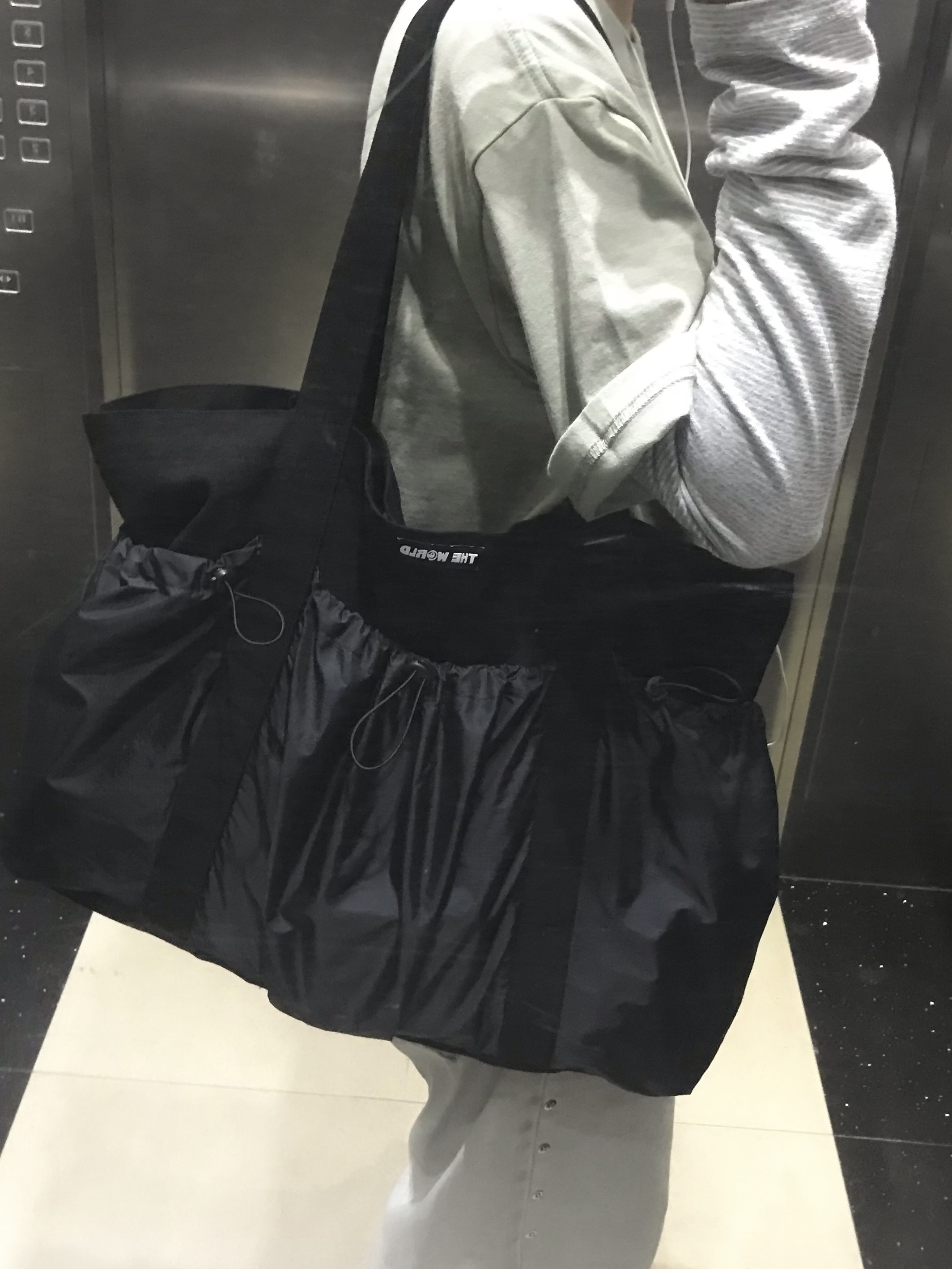 THE WARLD C.N Tote Bag Black 착용 스타일 - 1
