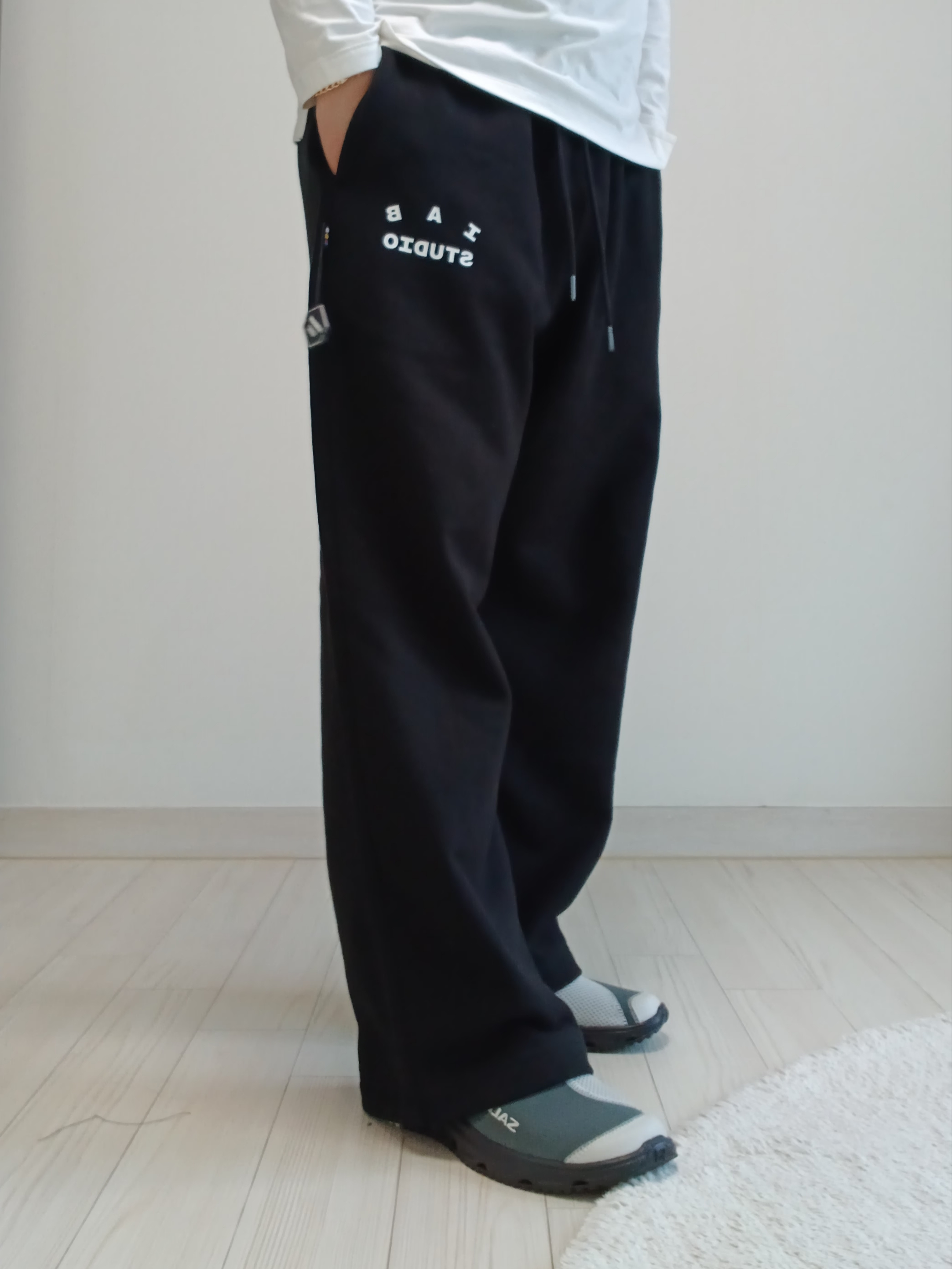IAB Studio IAB Sweatpants Black, Salomon RX Slide 3.0 Urban Chic Lunar Rock 착용 스타일 - 1