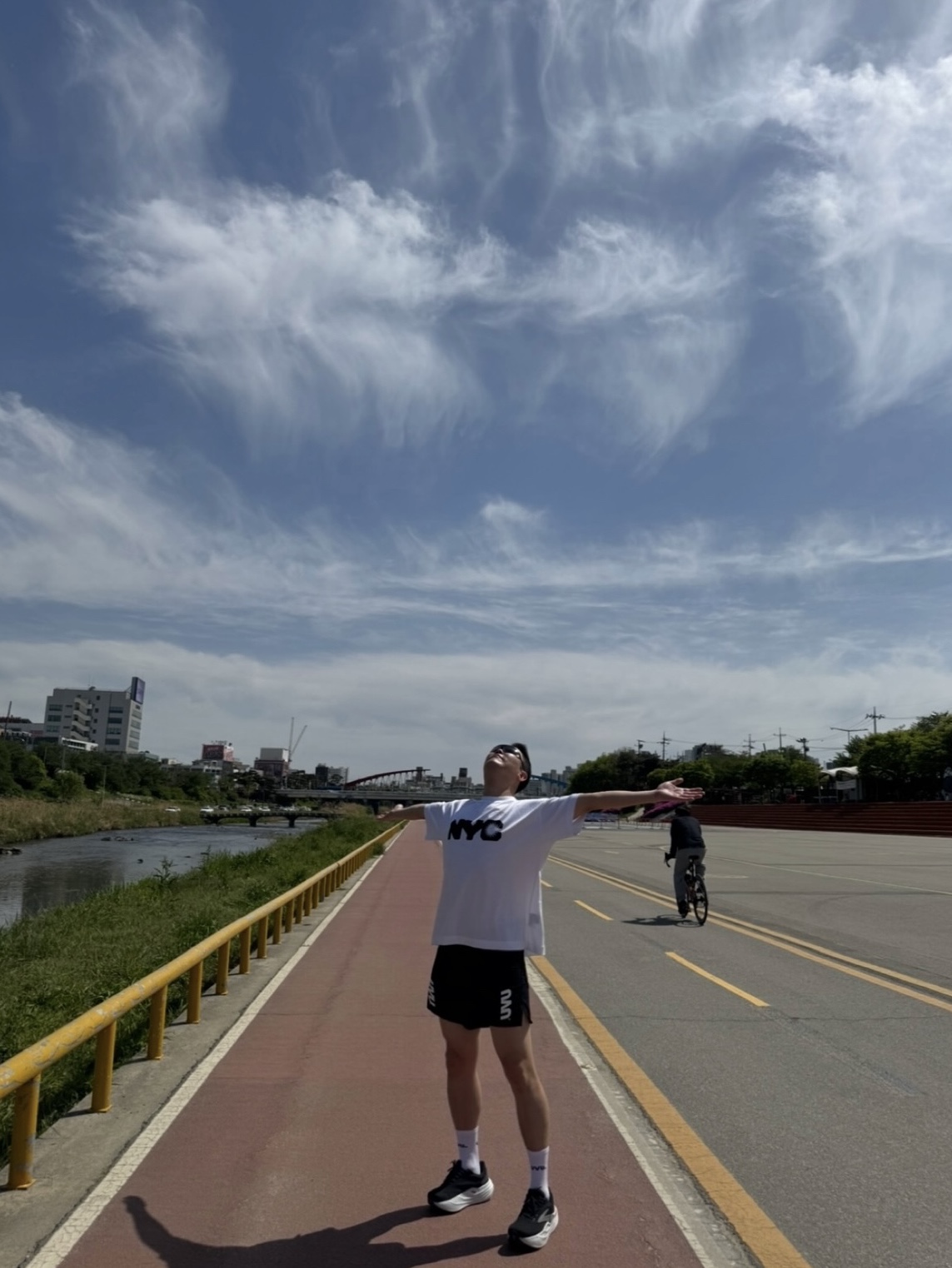 UVU Split Shorts Black, UVU NYC Marathon T-Shirt White 착용 스타일 - 2