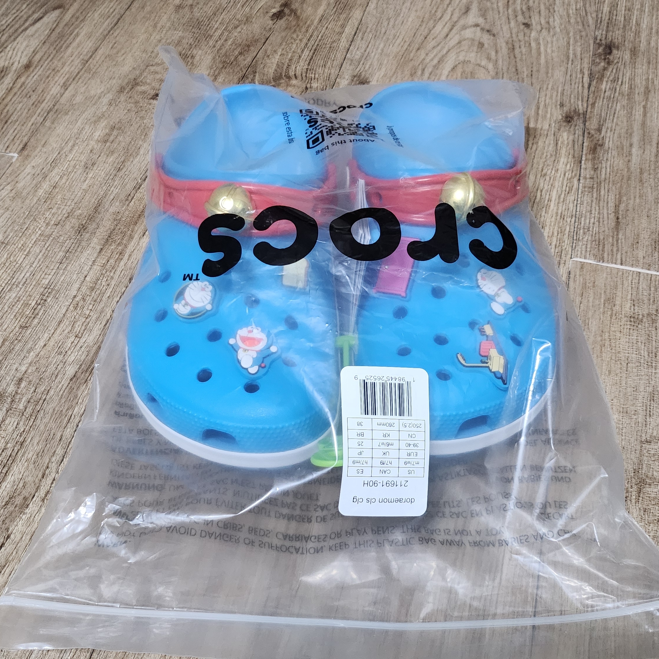 Crocs x Doraemon Classic Clog Multi 착용 스타일 - 5