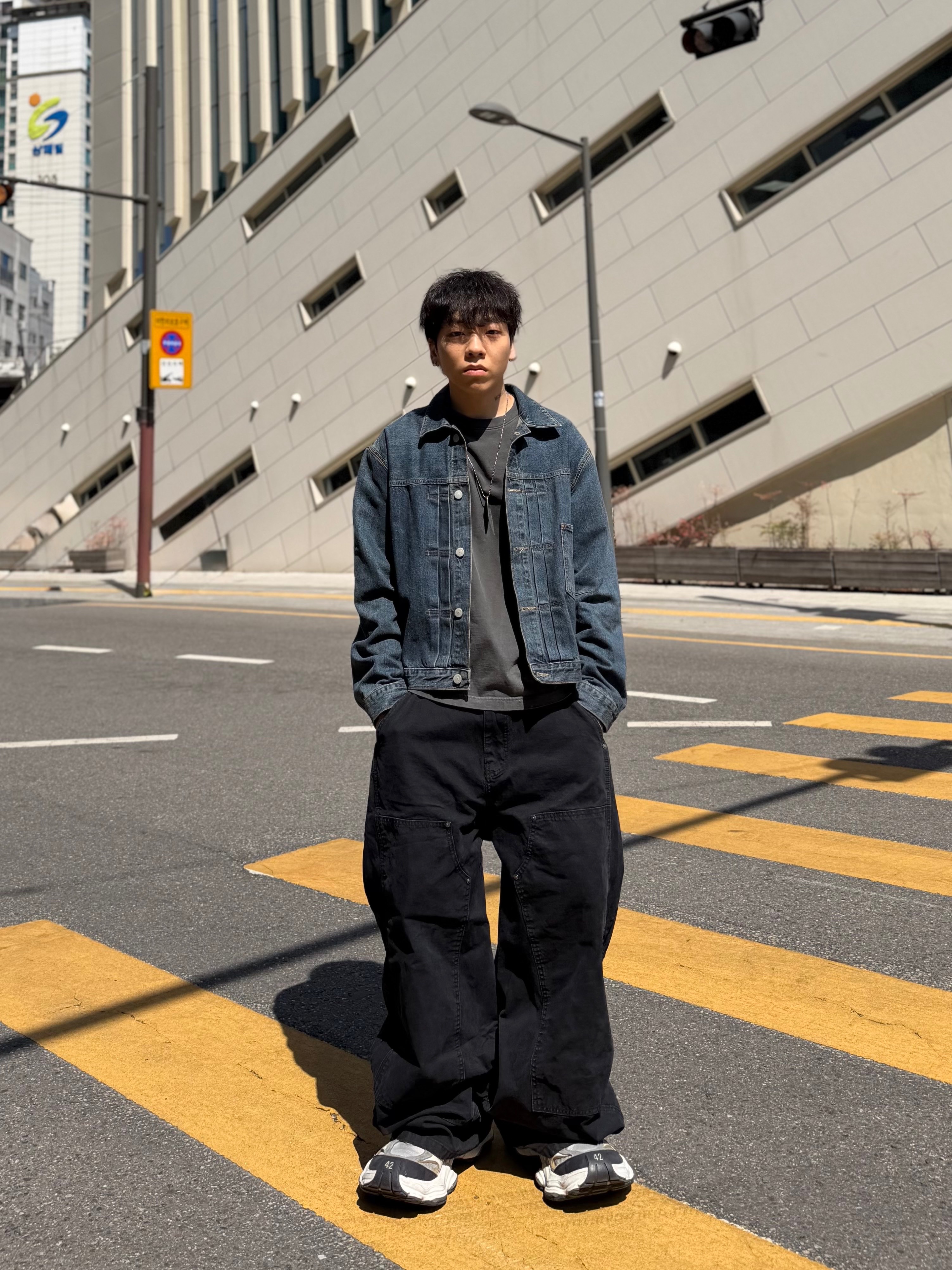 Balenciaga Cargo Sneakers White Grey 착용 스타일 - 1