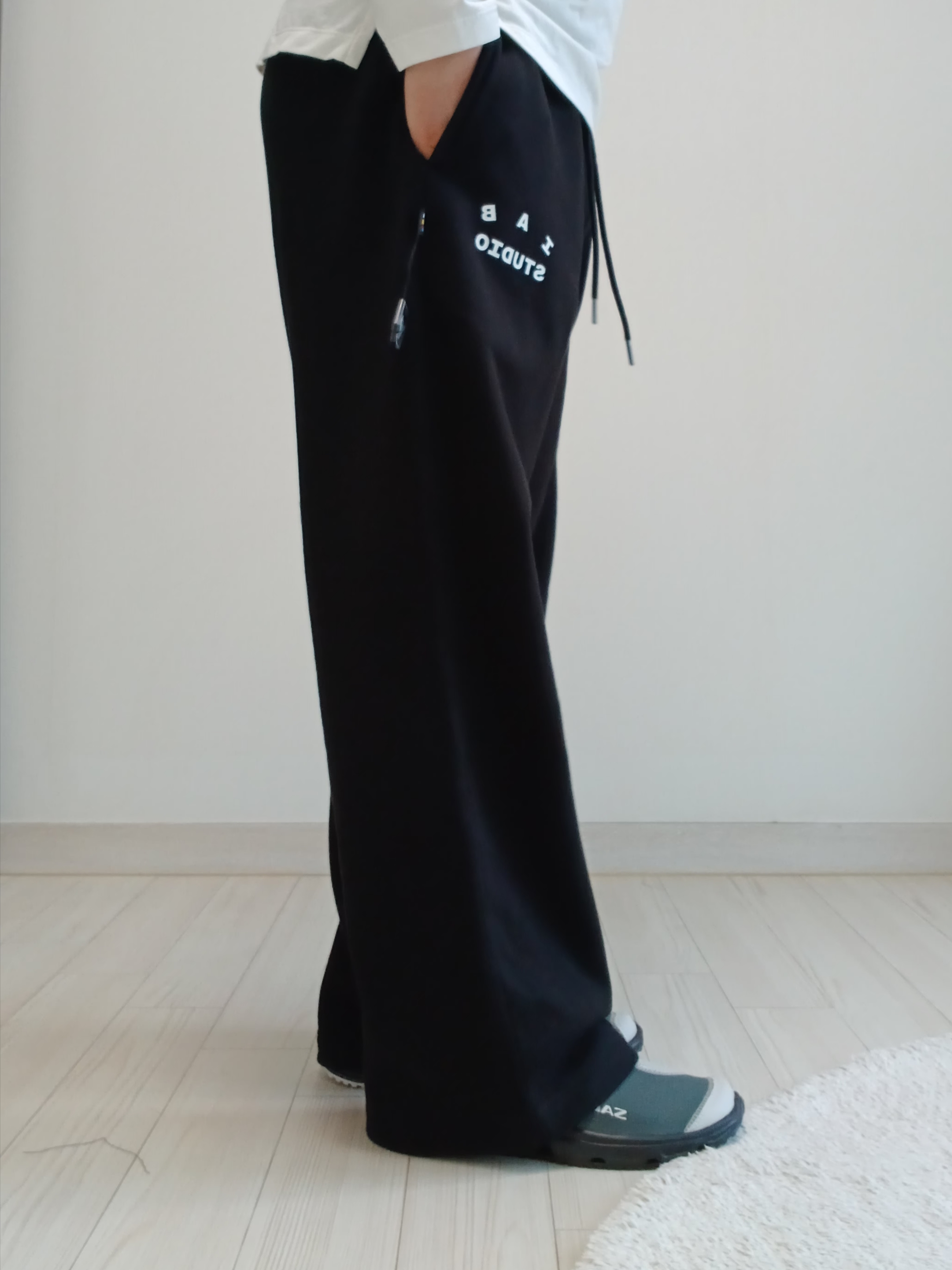 IAB Studio IAB Sweatpants Black, Salomon RX Slide 3.0 Urban Chic Lunar Rock 착용 스타일 - 2