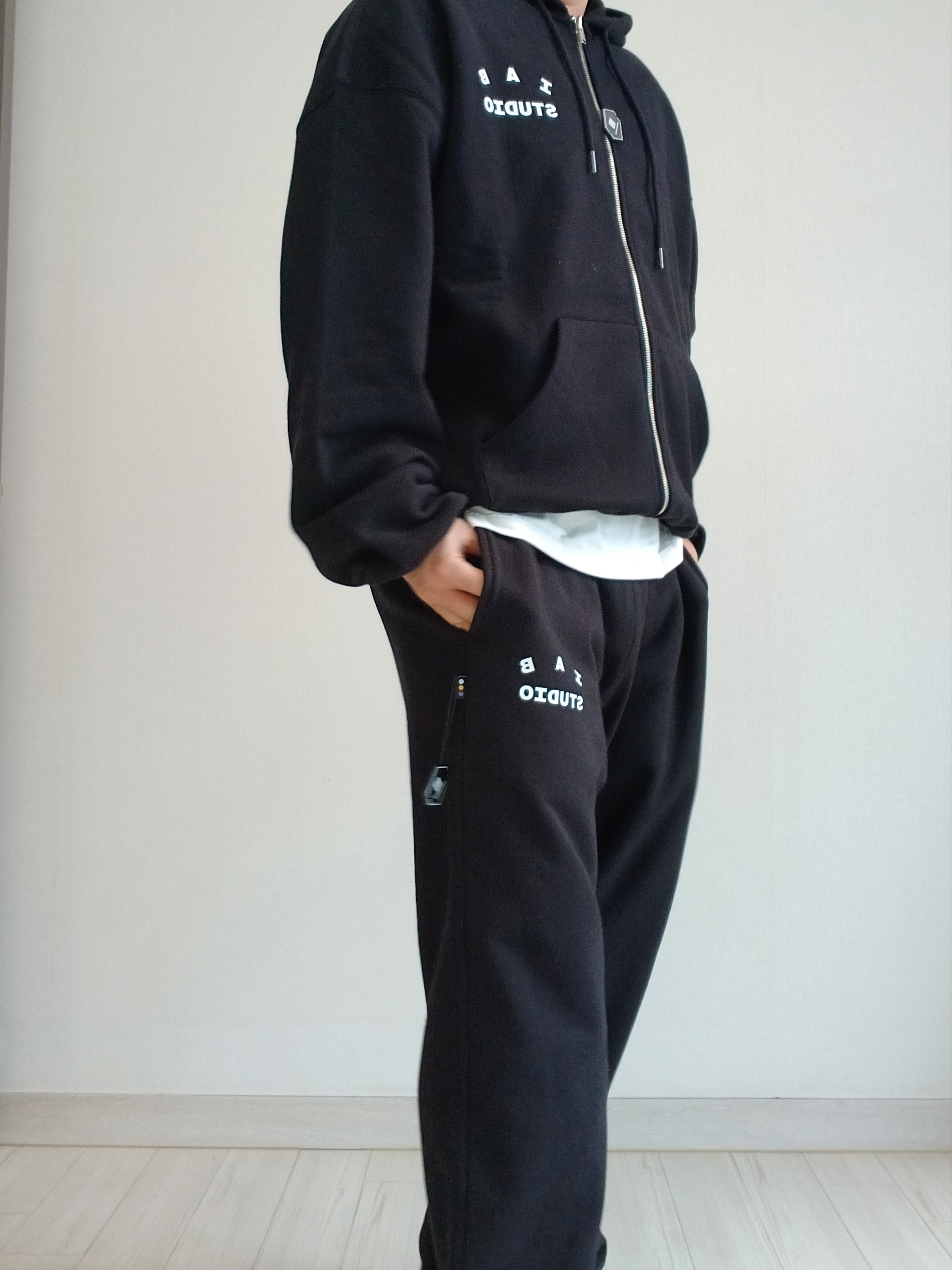 IAB Studio Zip-Up Hoodie Black - 26SS, IAB Studio IAB Sweatpants Black 착용 스타일 - 5