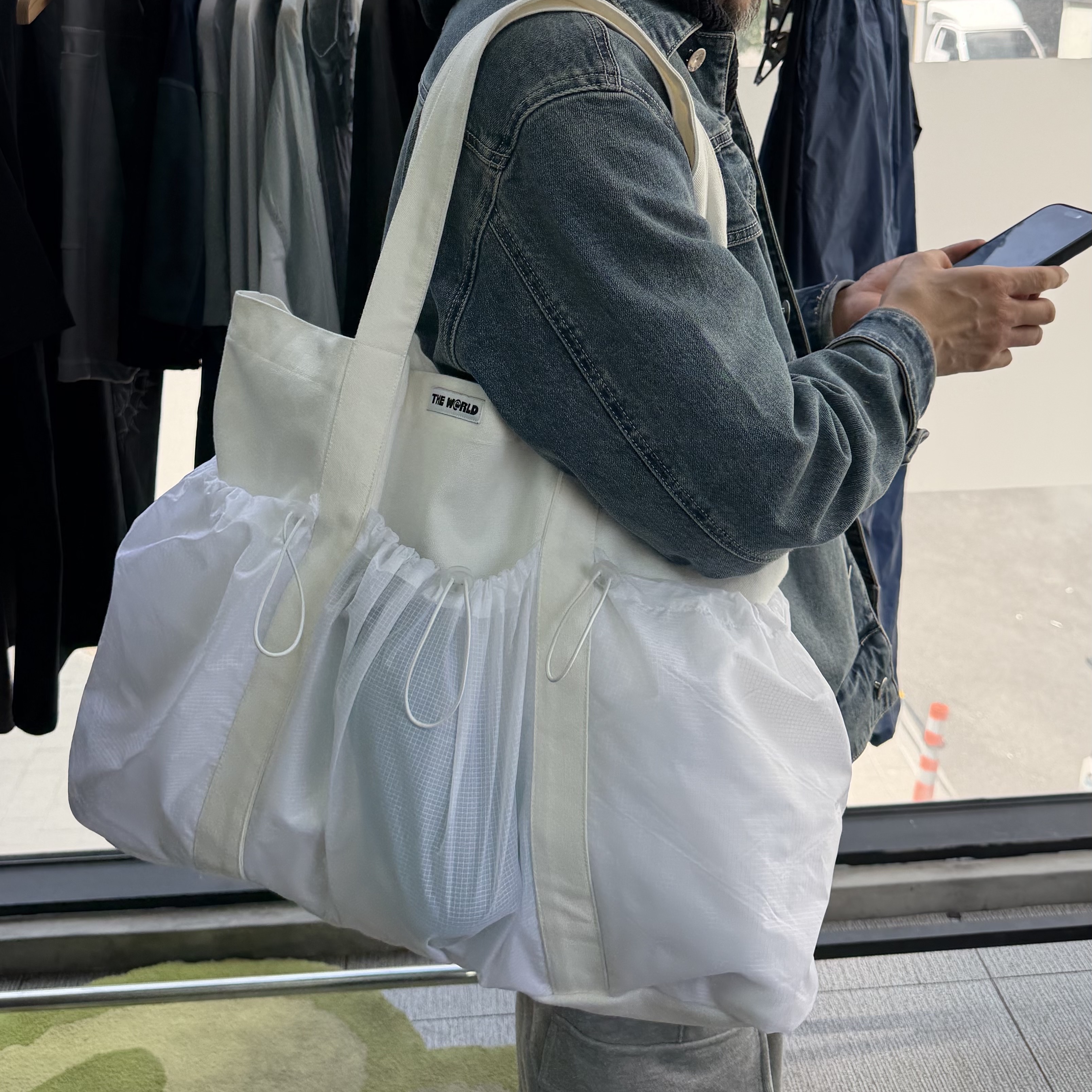 THE WARLD C.N Tote Bag White 착용 스타일 - 3