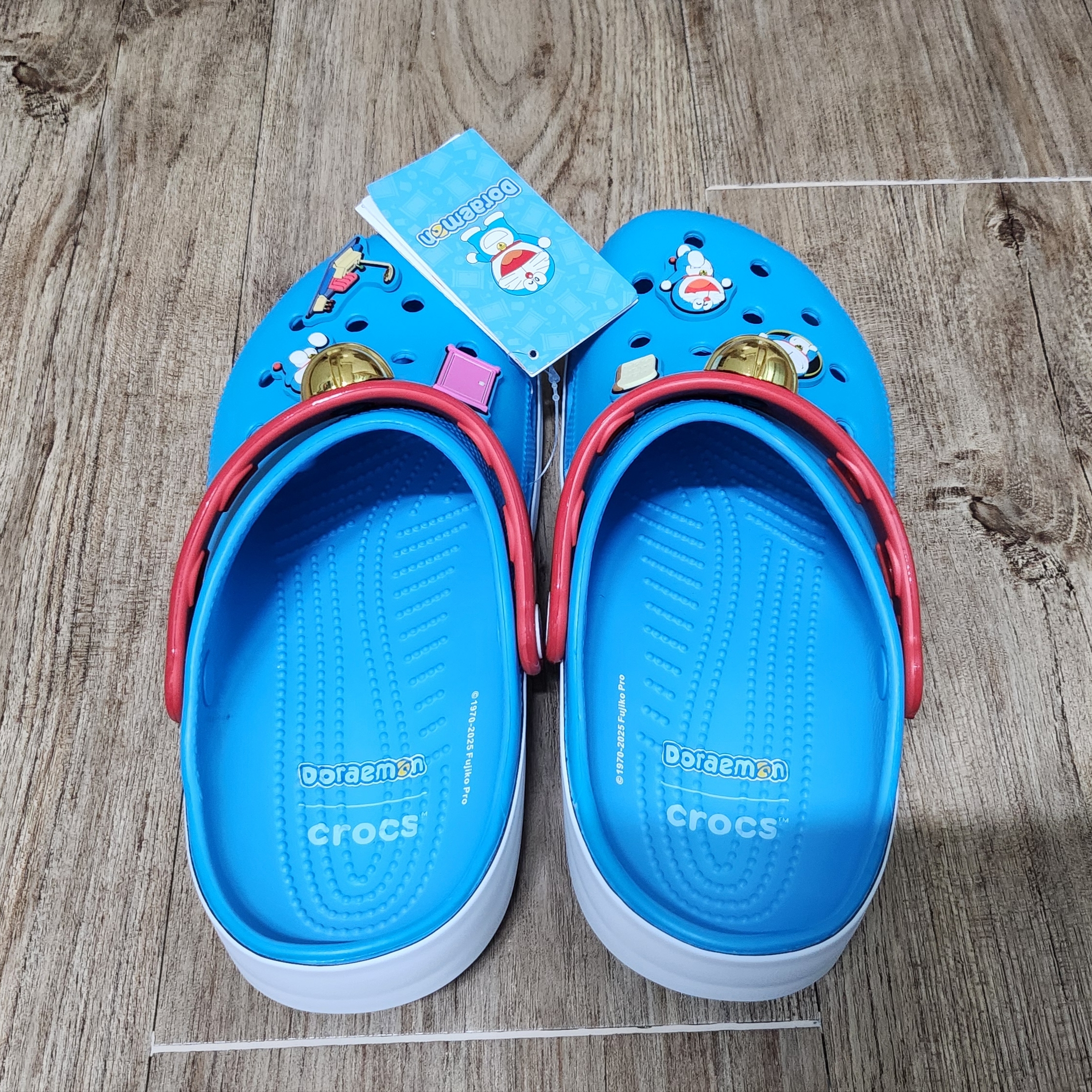 Crocs x Doraemon Classic Clog Multi 착용 스타일 - 3
