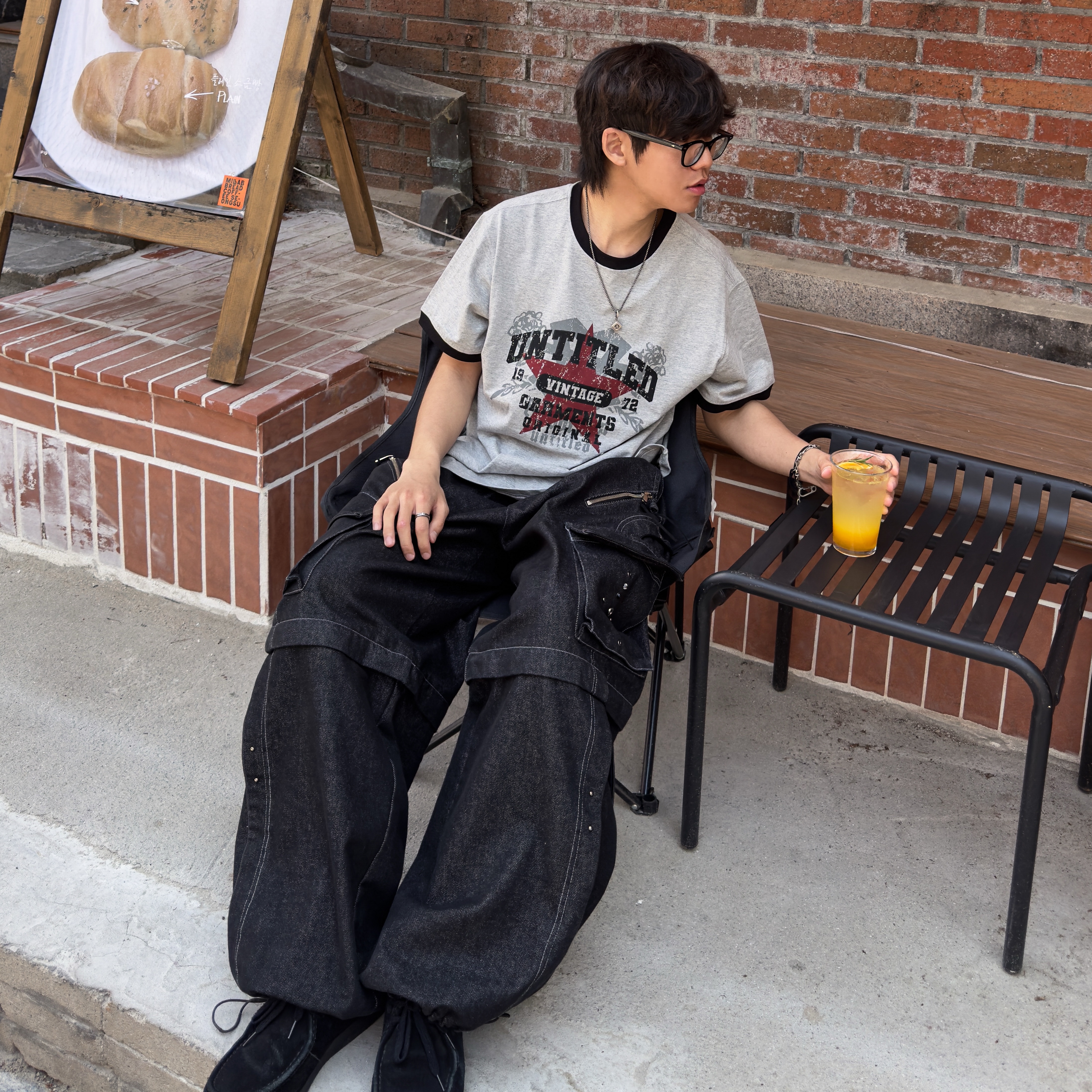 Flavorism VTG Graphic Linger T-shirt Melange Black, GU Real Leather Moccasin Shoes Black 착용 스타일 - 1