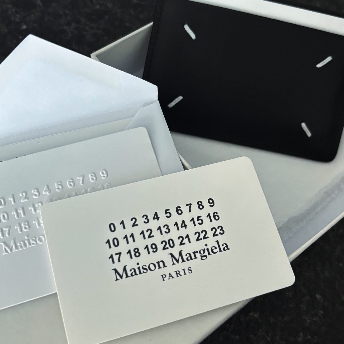 Maison Margiela Four Stitch Card Holder Black 착용 스타일