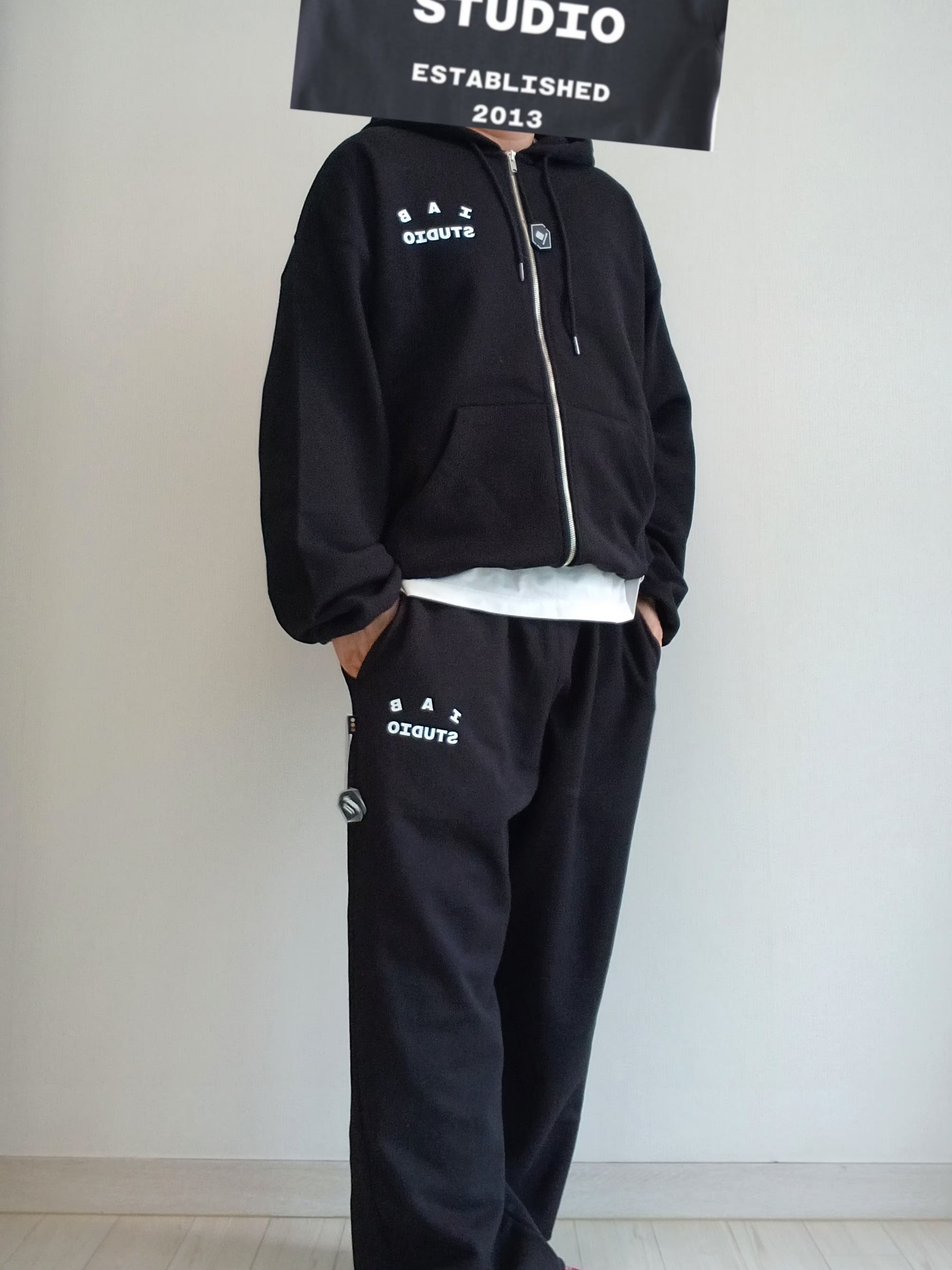 IAB Studio Zip-Up Hoodie Black - 26SS, IAB Studio IAB Sweatpants Black 착용 스타일 - 1