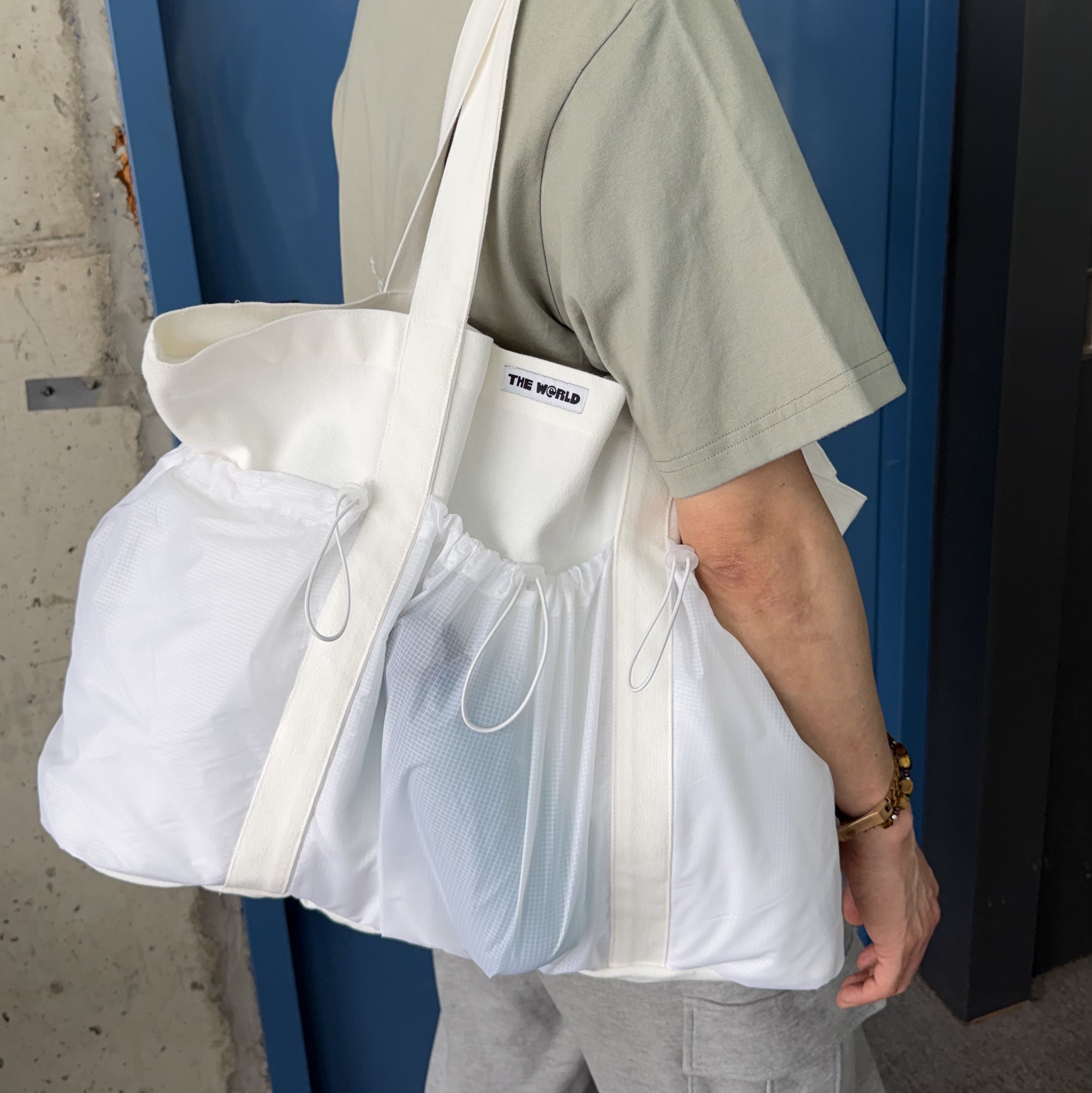 THE WARLD C.N Tote Bag White 착용 스타일 - 1