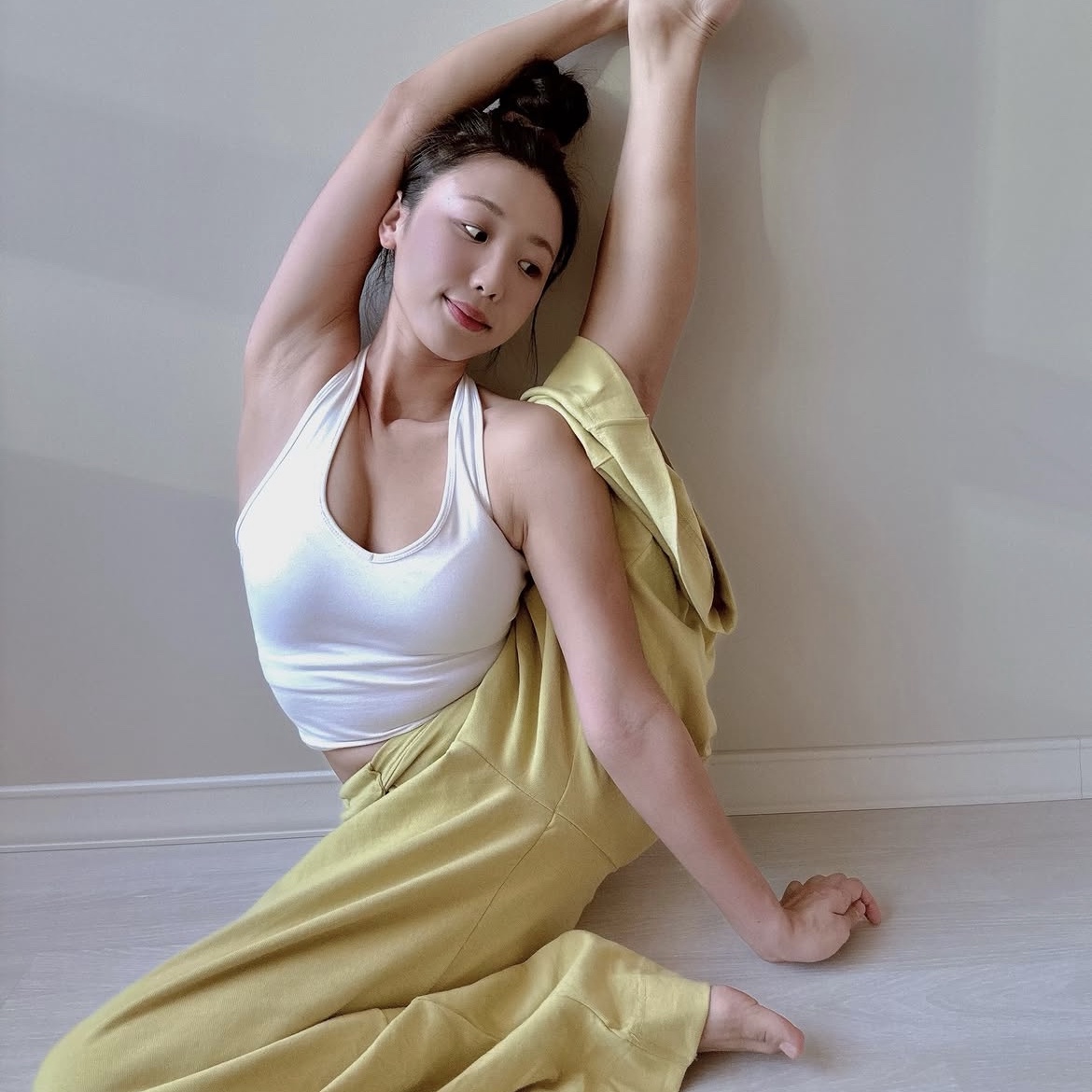 DHYANI Beneta Wide Pants (Bumblebee), DHYANI Earthline Crop Tank 2colors 착용 스타일