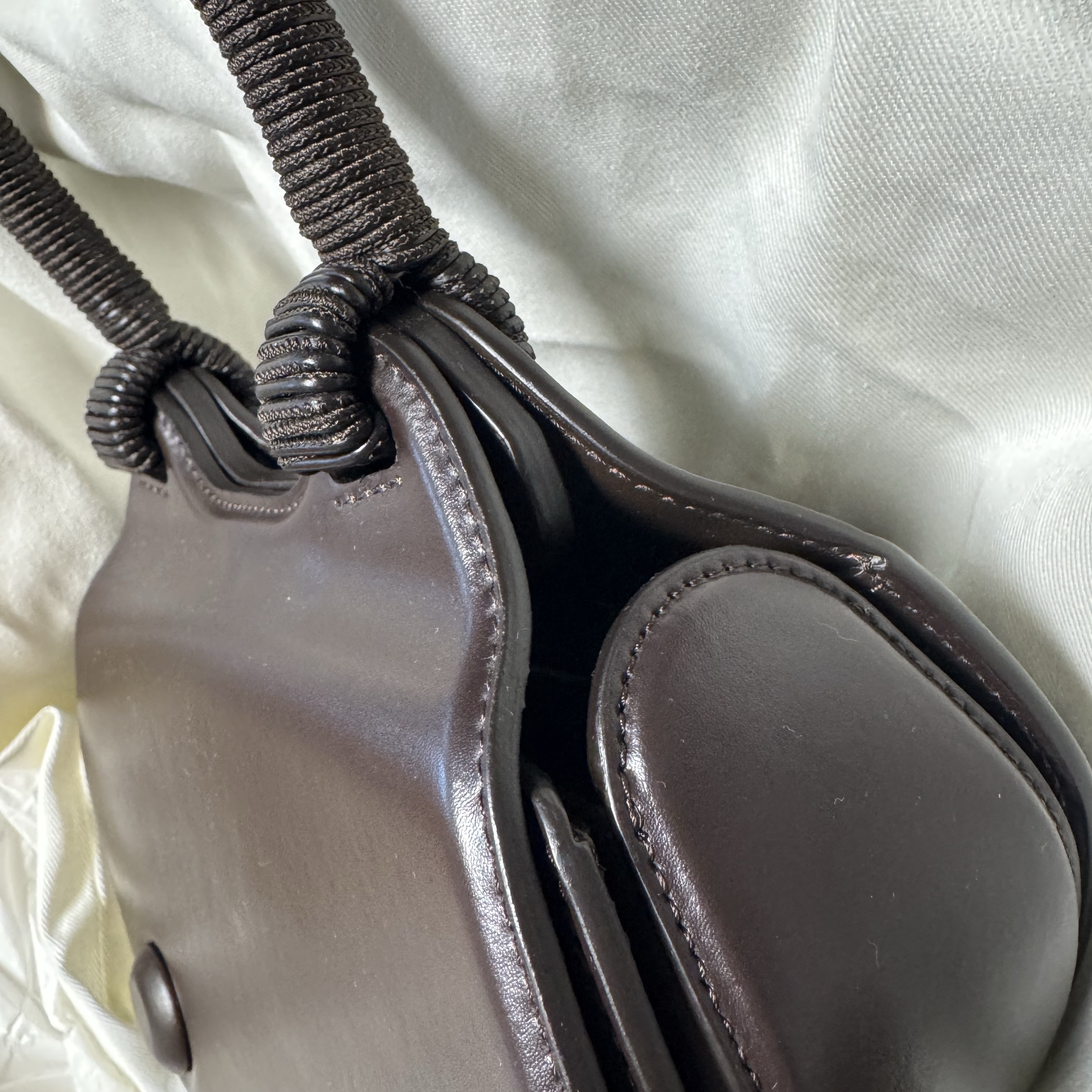Lemaire Frog Handbag Dark Brown 착용 스타일 - 3
