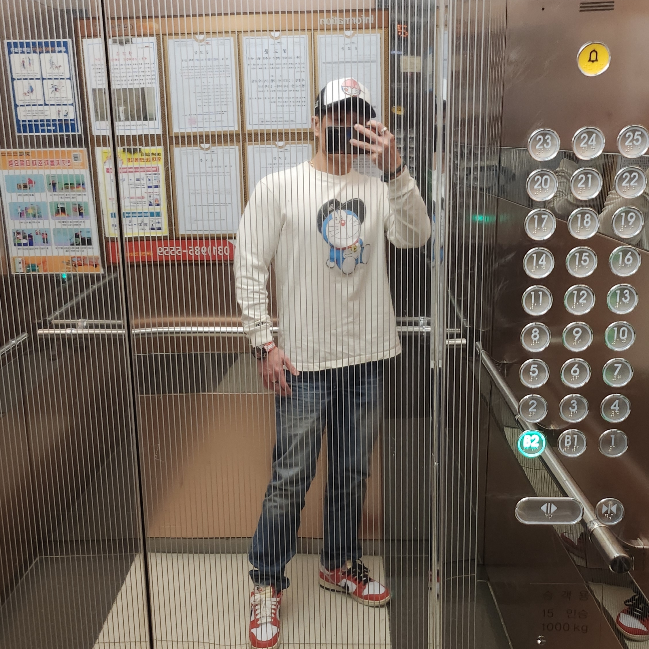 New Era x Doraemon Golf 9Forty Cap A Frame Tracker Doraemon Sequins White Black, New Era x Doraemon Cotton Long Sleeve Regular Fit T-Shirt Doraemon Cap Off White 착용 스타일