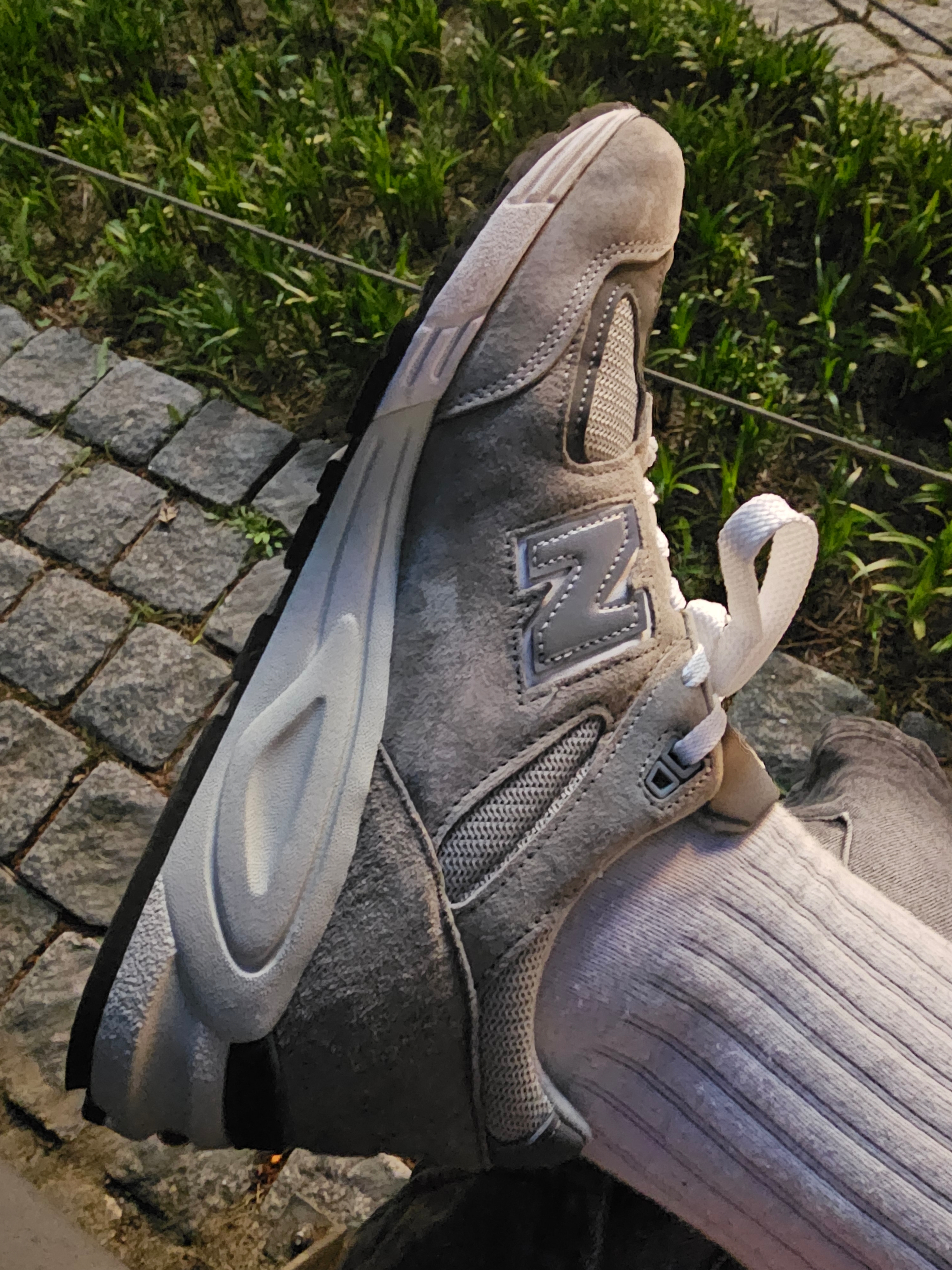 New Balance 990v2 Made in USA Grey 착용 스타일 - 1