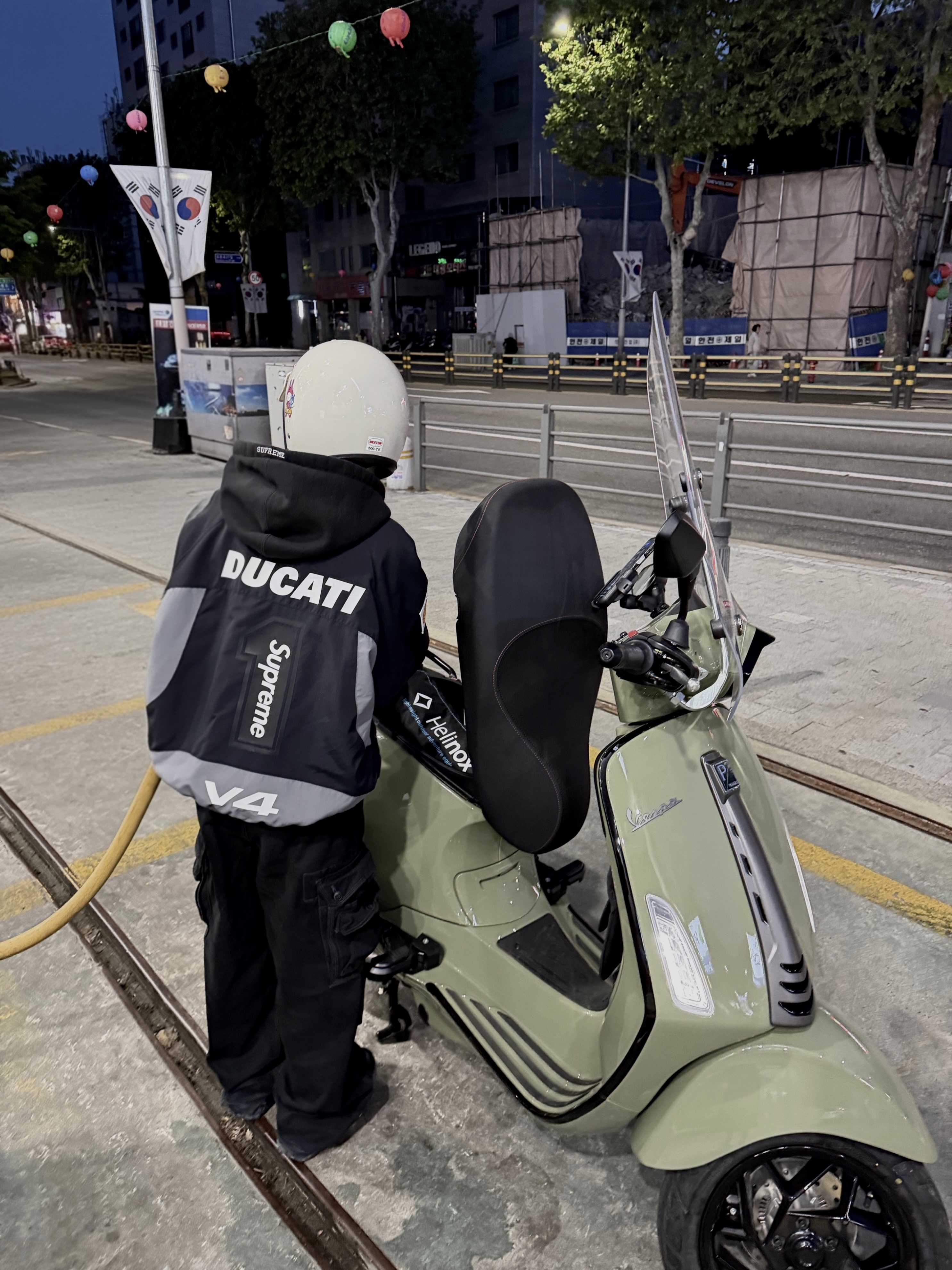 Supreme x Ducati Track Jacket Black - 24SS 착용 스타일