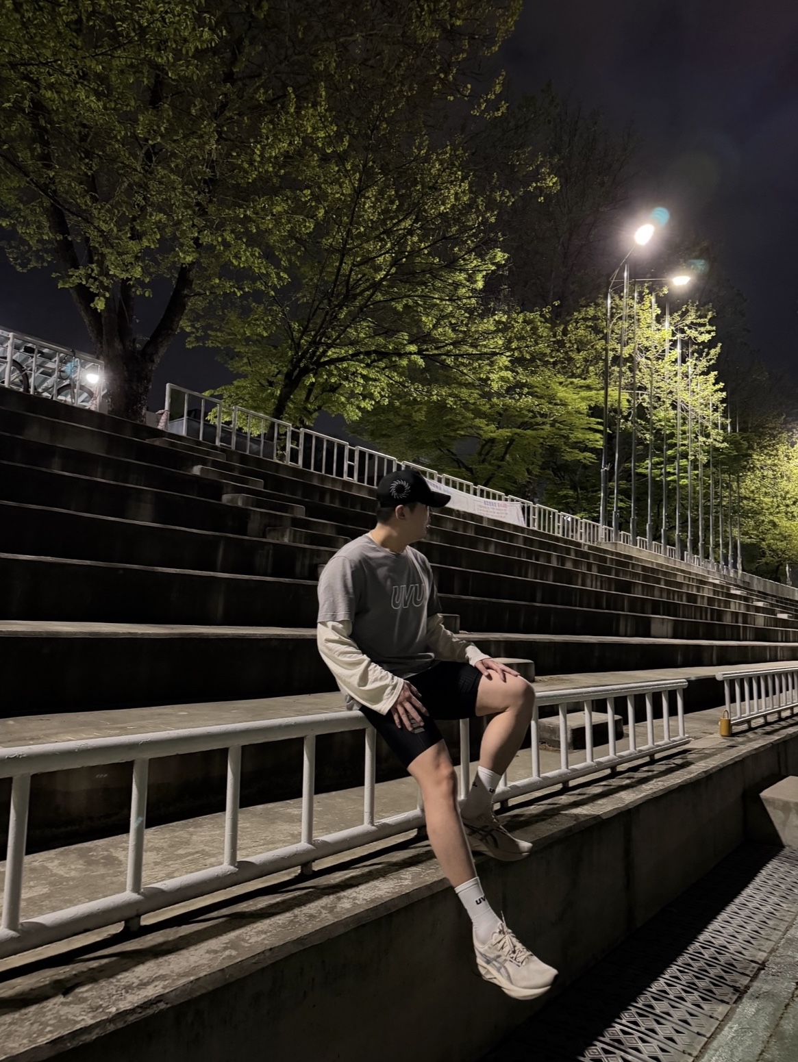 UVU Insignia Cap Black, UVU Outline T-Shirt Washed Grey 착용 스타일 - 4