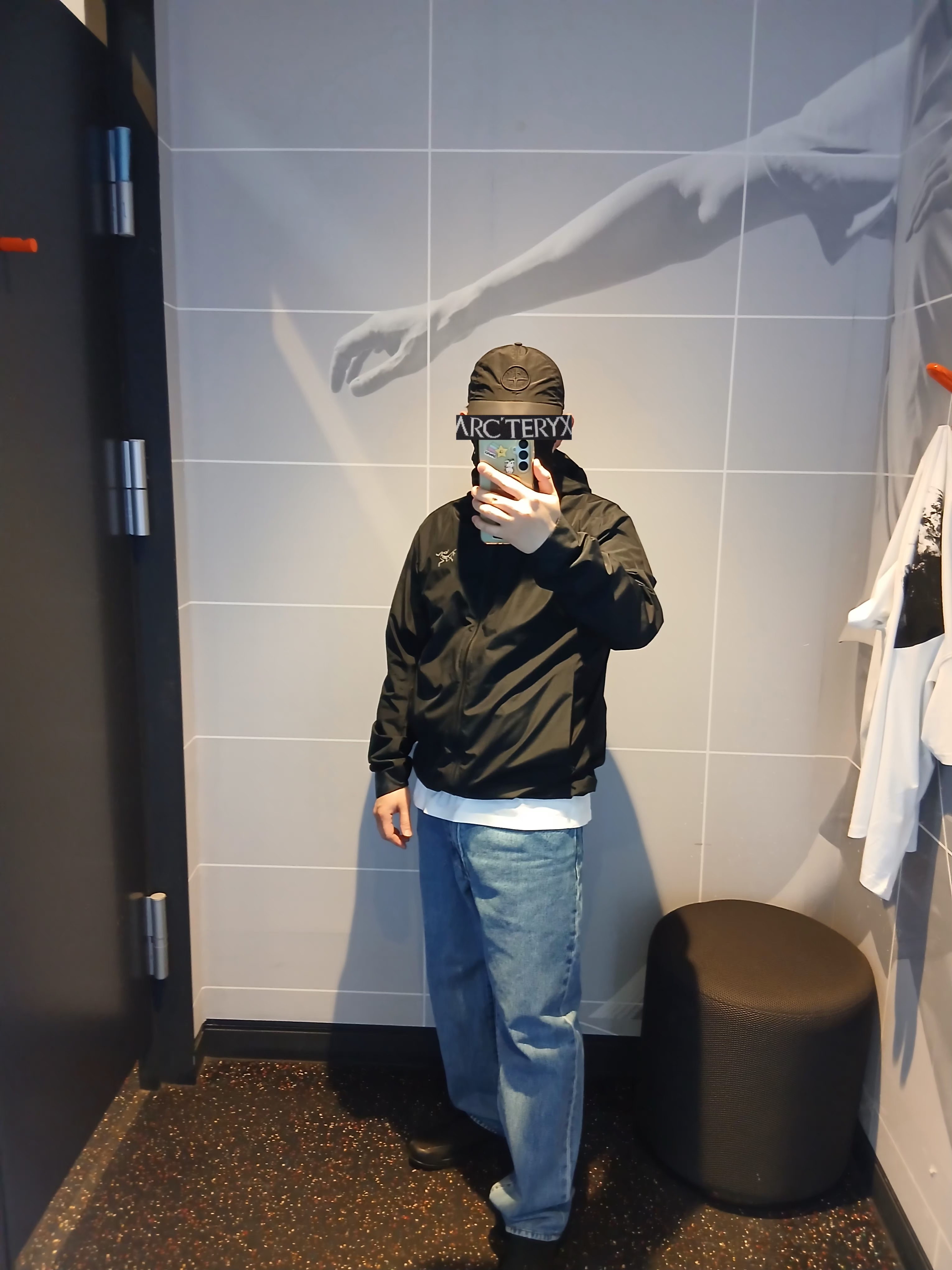 Stone Island 9100011 Nylon Metal in Econyl Baseball Cap with Drawcord Compass Embroidery Black, Arc'teryx Solano Hoody Black 착용 스타일 - 2