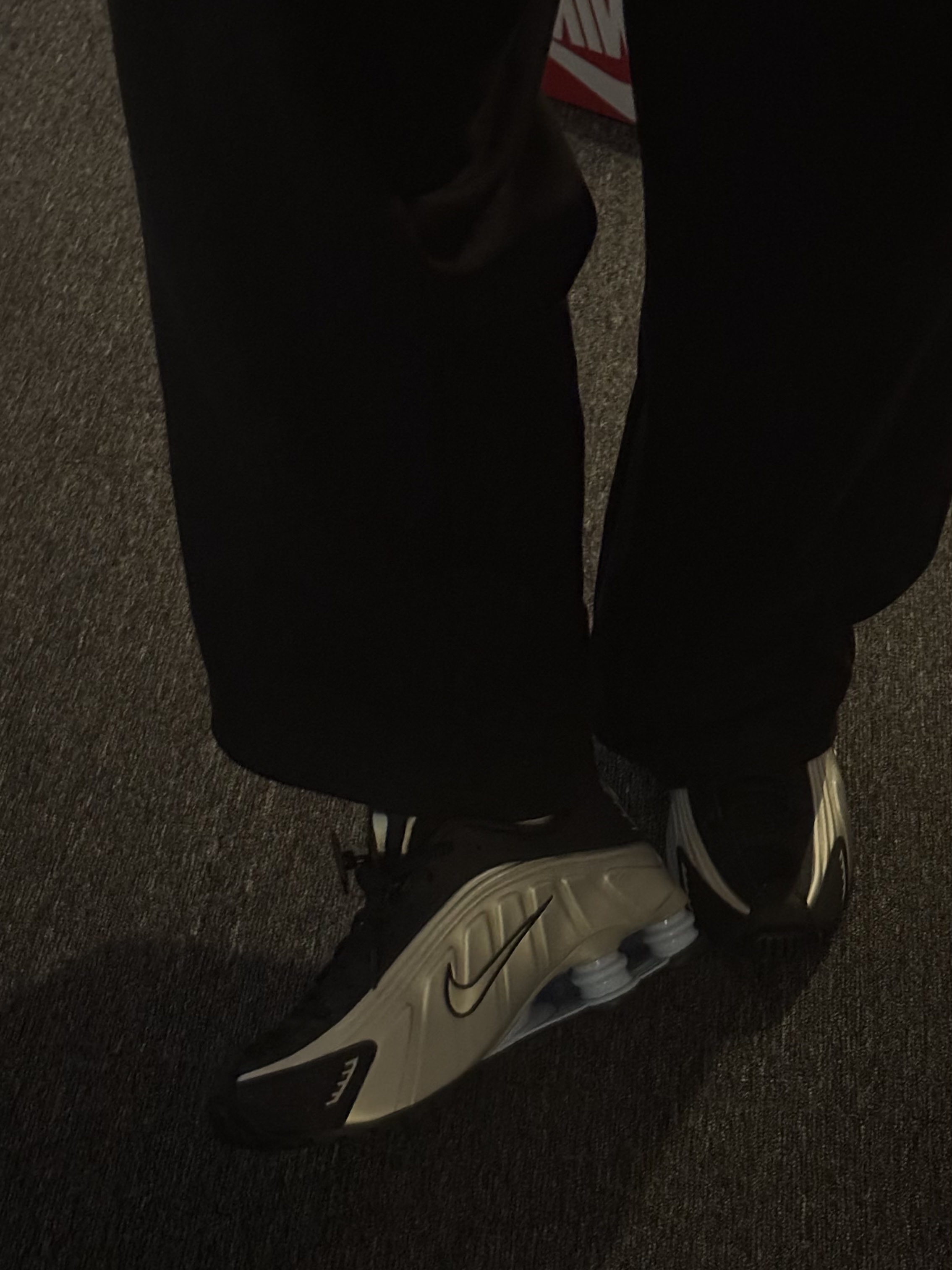 Nike Shox R4 Metallic Silver Black 착용 스타일 - 1