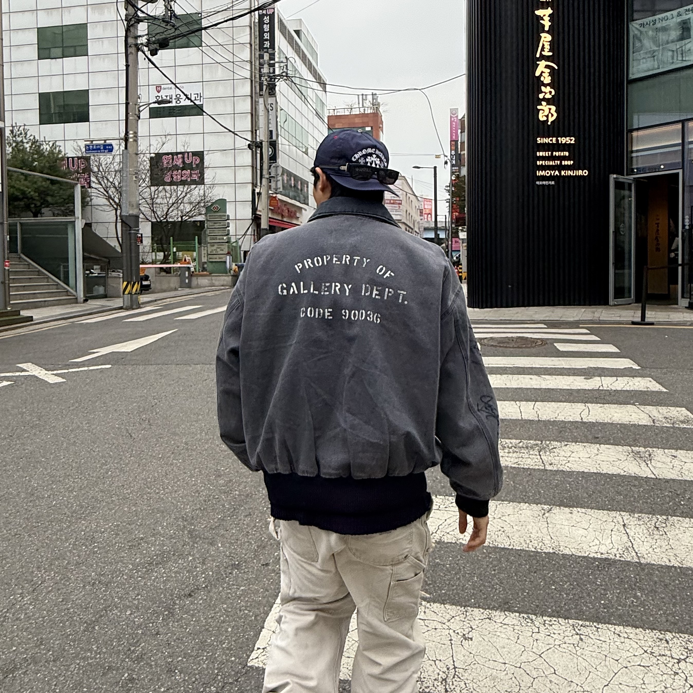 Chrome Hearts Gas Station Cemetery Trucker Hat Navy 착용 스타일 - 1