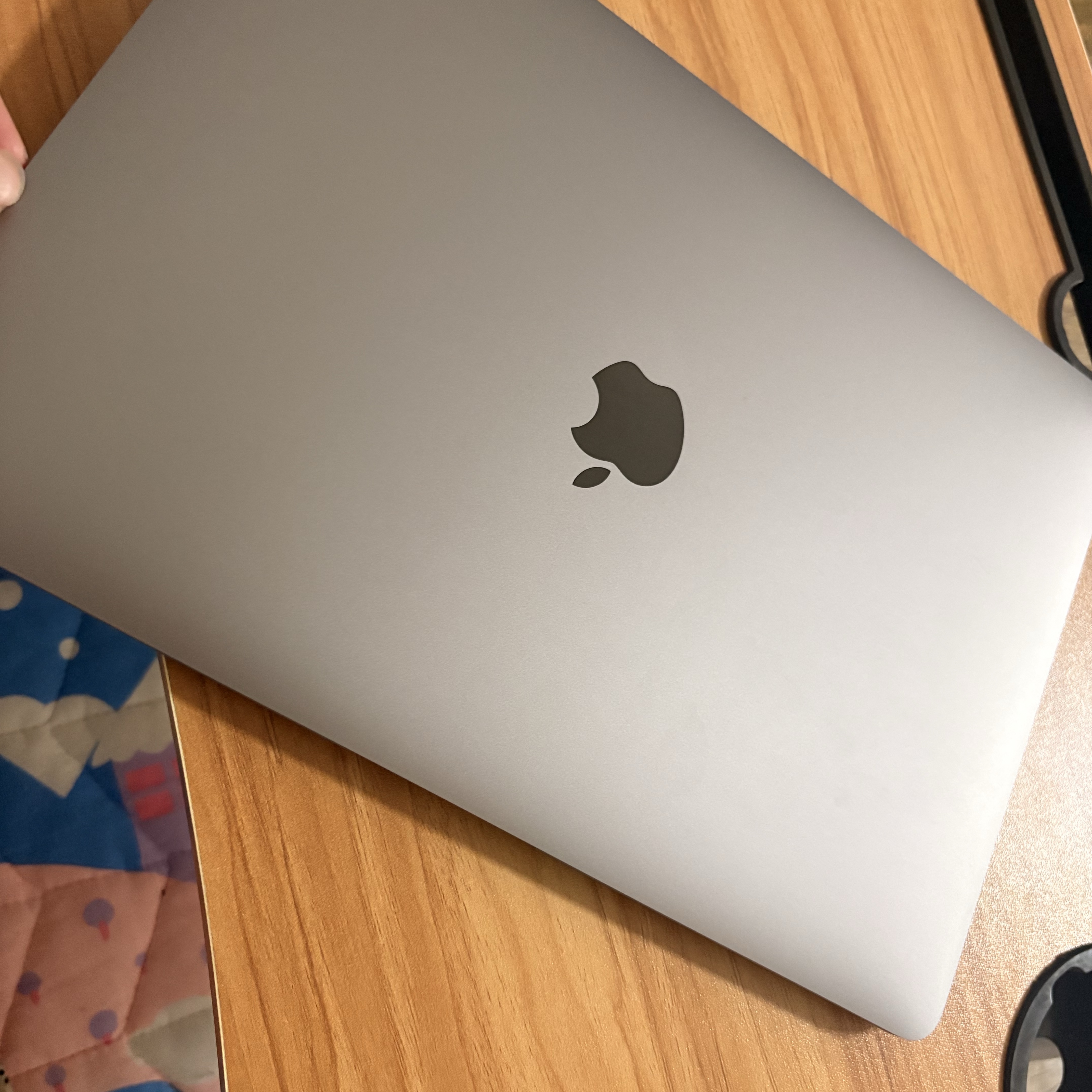[A등급] Refurbished Apple MacBook Air 13 M1 RAM 8G SSD 256GB Space gray 착용 스타일 - 1