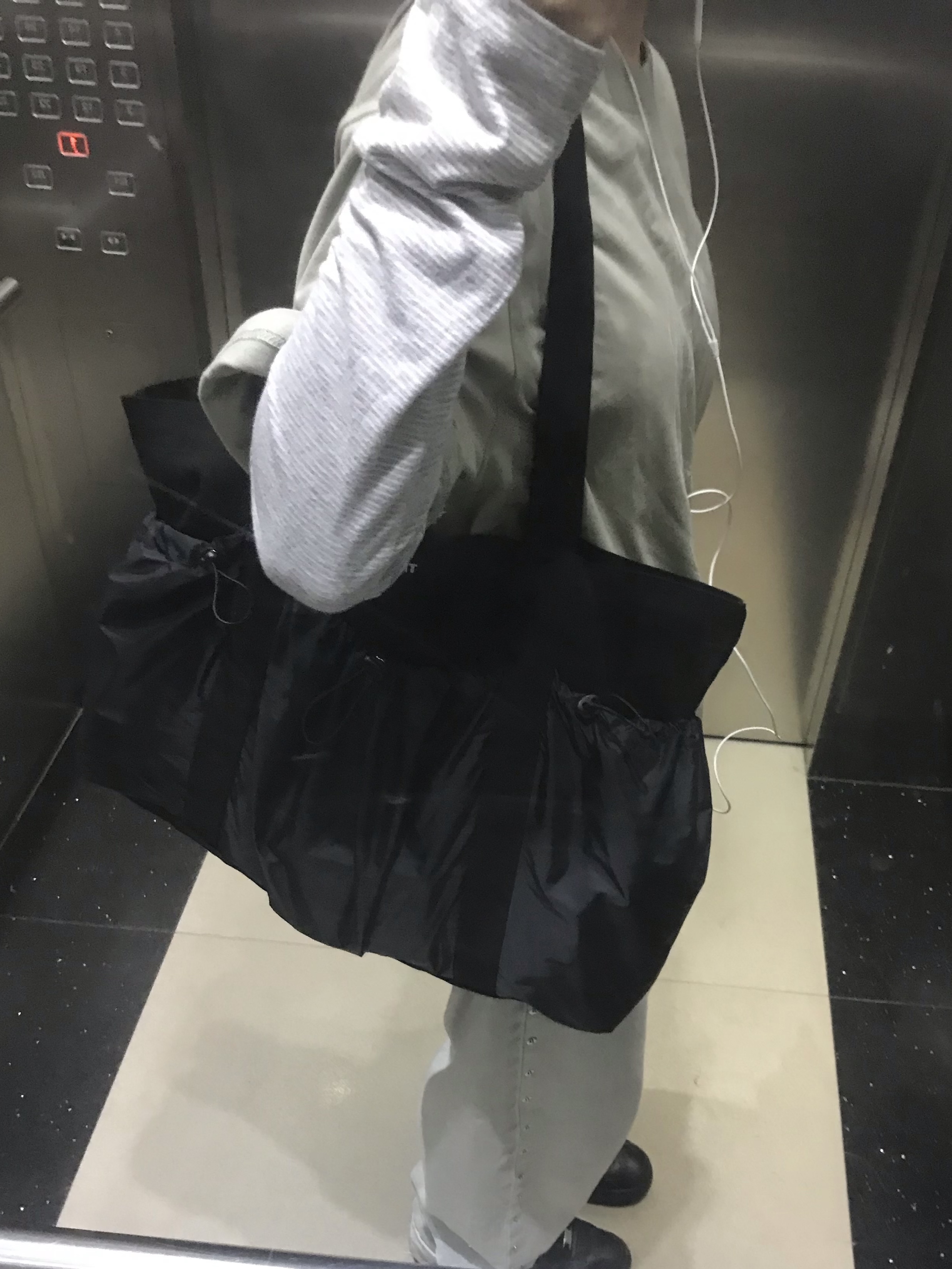 THE WARLD C.N Tote Bag Black 착용 스타일 - 2