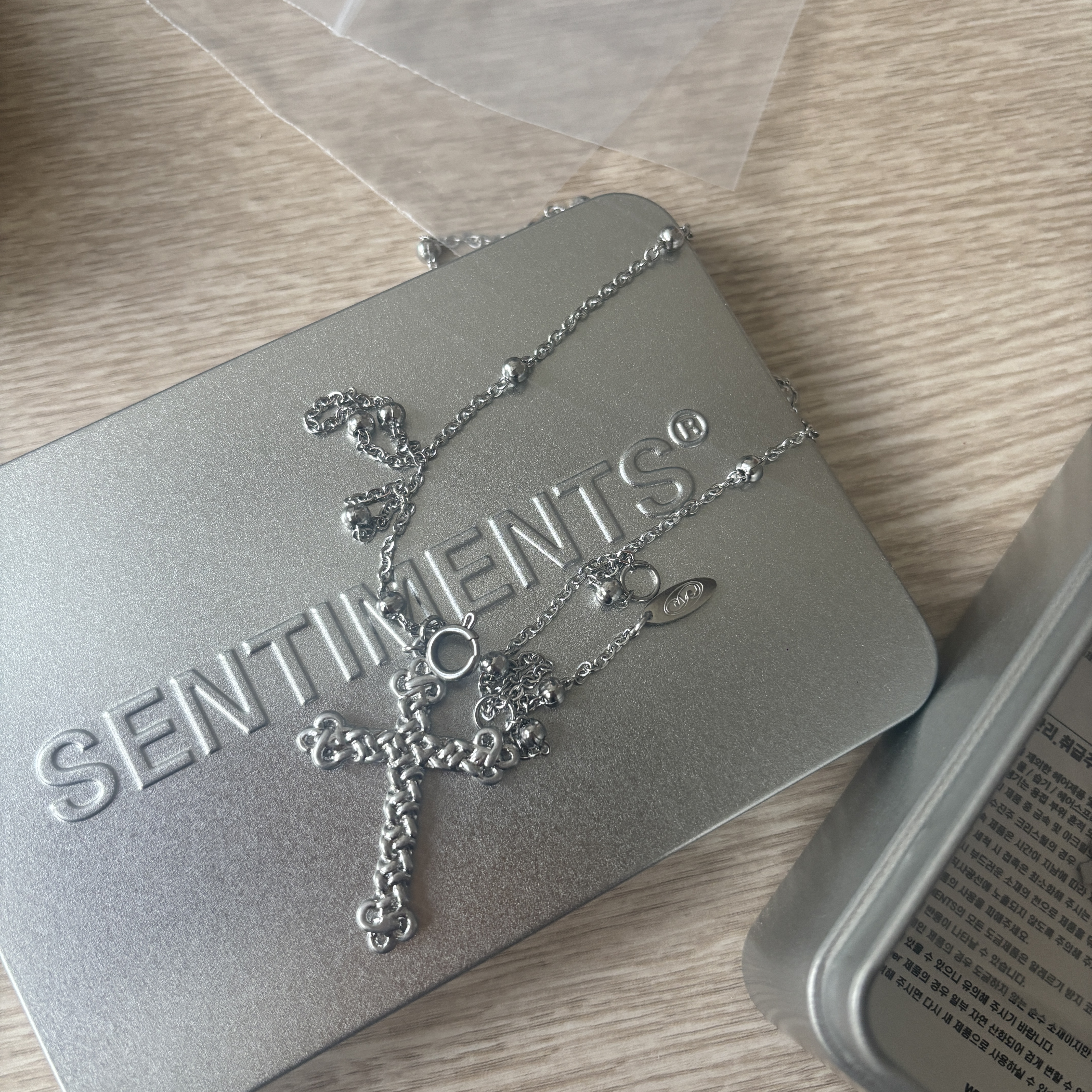 Sentiments No.473 Knot Cross Necklace Silver 착용 스타일