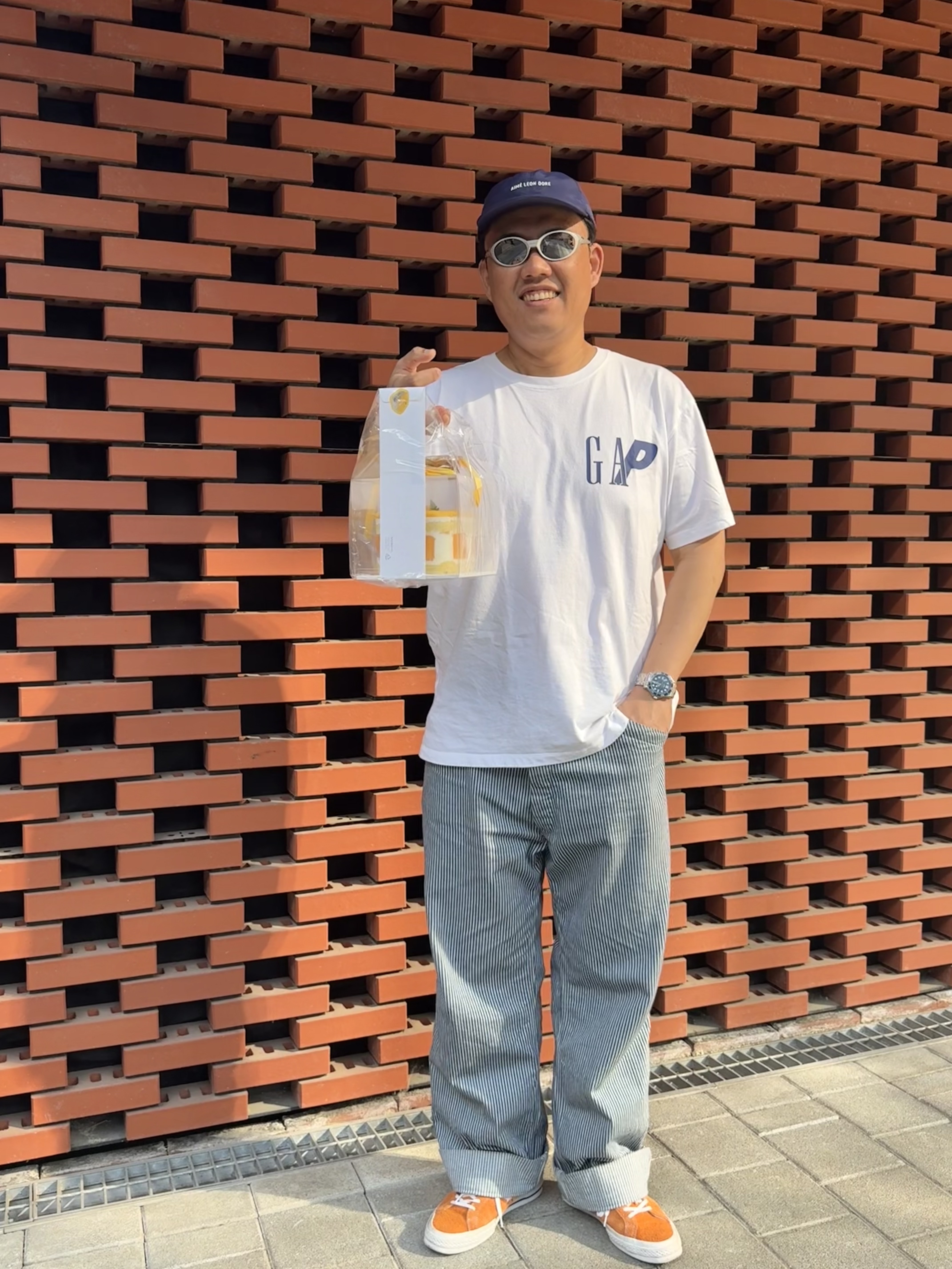 Omega Seamaster Diver 300M Co Axial Master Chronometer Steel Blue, Palace x Gap T-Shirt White - 24SS 착용 스타일 - 1