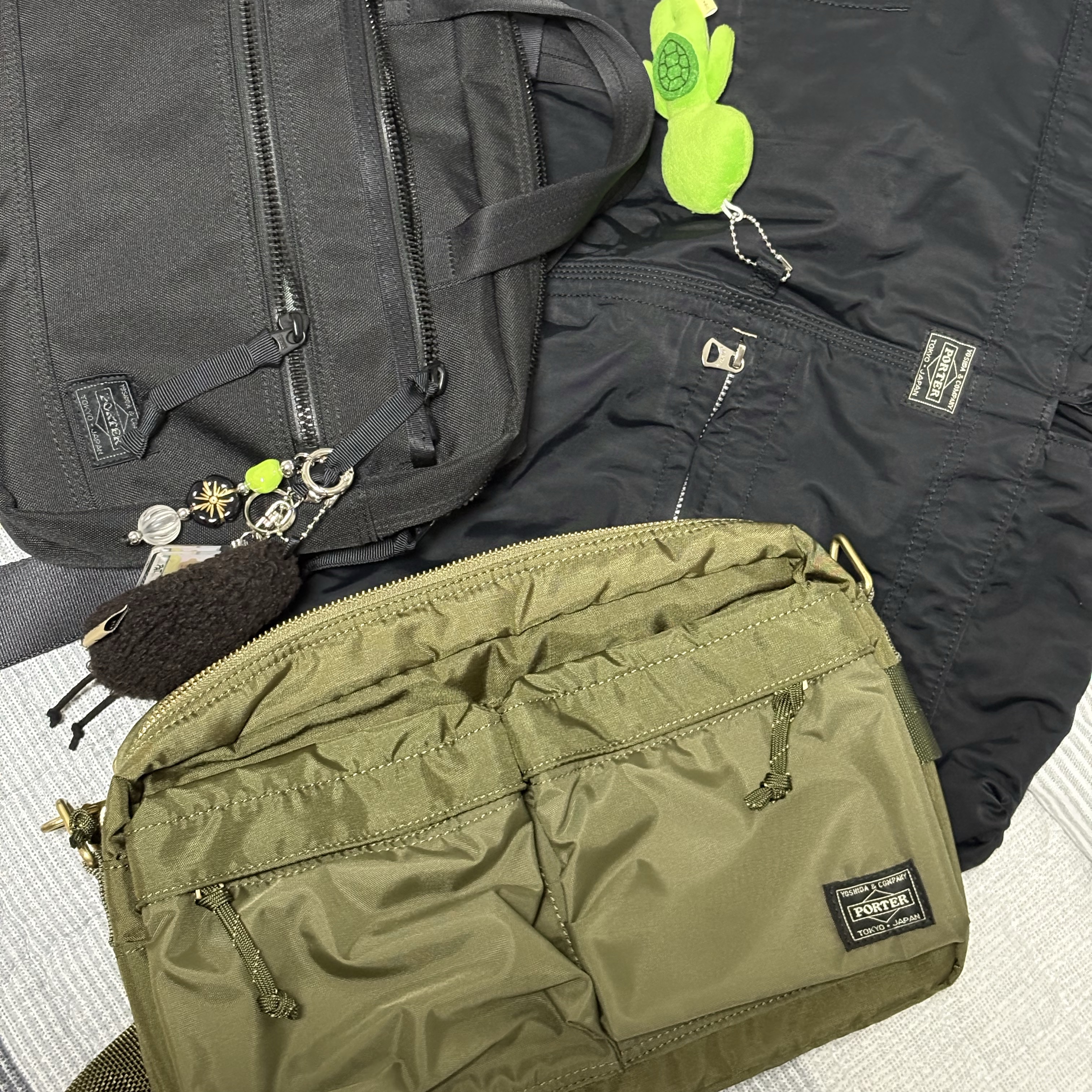 Porter Force Shoulder Bag S Olive Drab 착용 스타일