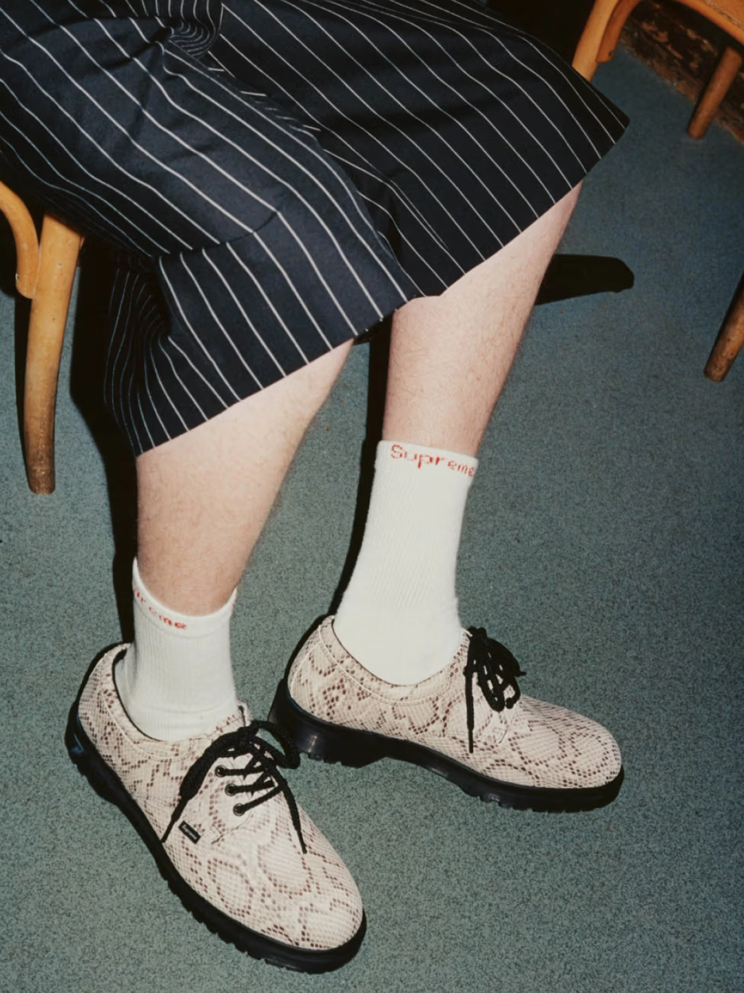 Dr. Martens x Supreme Postal Supreme 4-Eye Shoe Black - 26SS, Dr. Martens x Supreme Postal Supreme 4-Eye Shoe Snakeskin - 26SS 착용 스타일 - 3