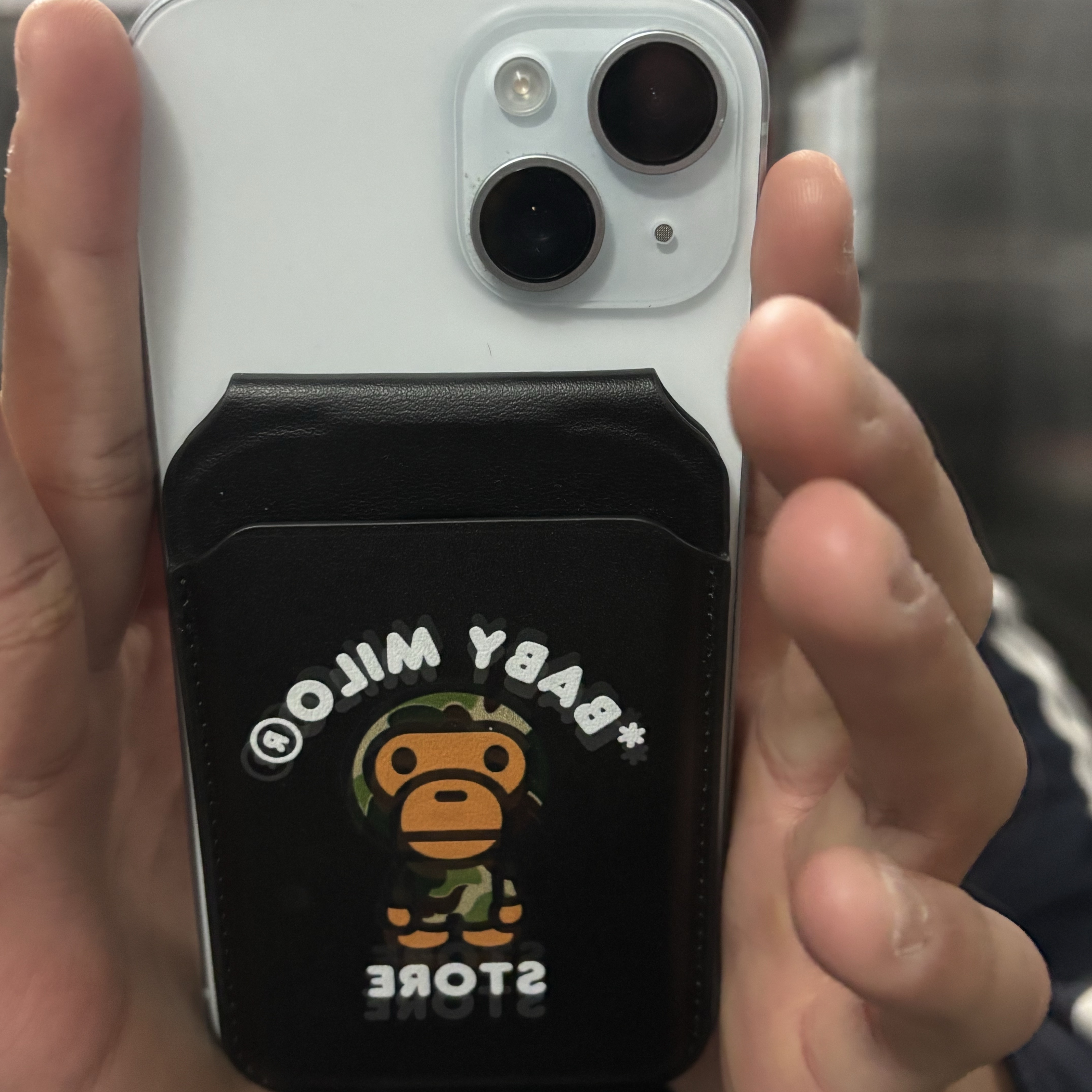BAPE Baby Milo MagSafe Card Holder Black 착용 스타일
