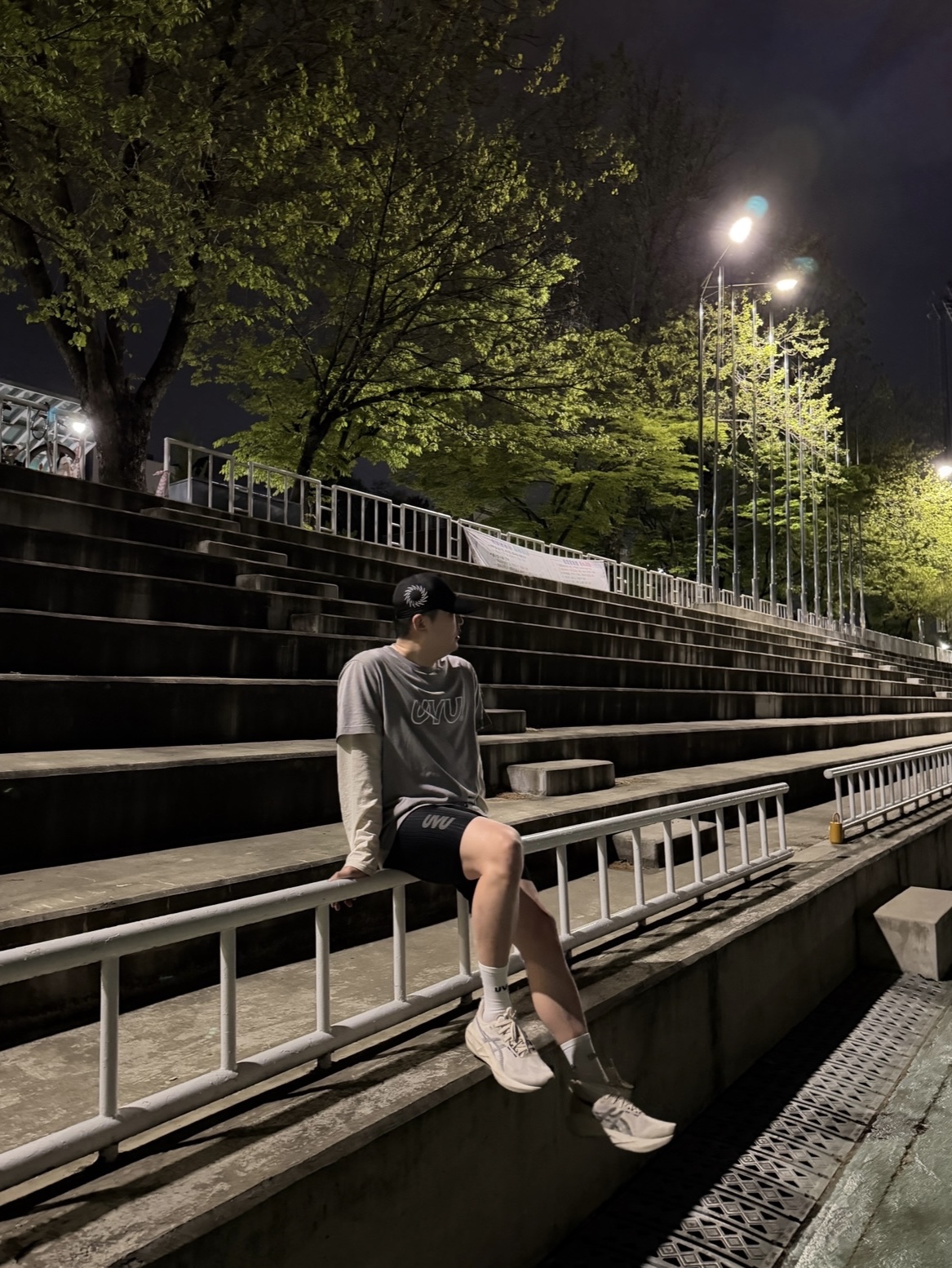 UVU Insignia Cap Black, UVU Outline T-Shirt Washed Grey 착용 스타일 - 3