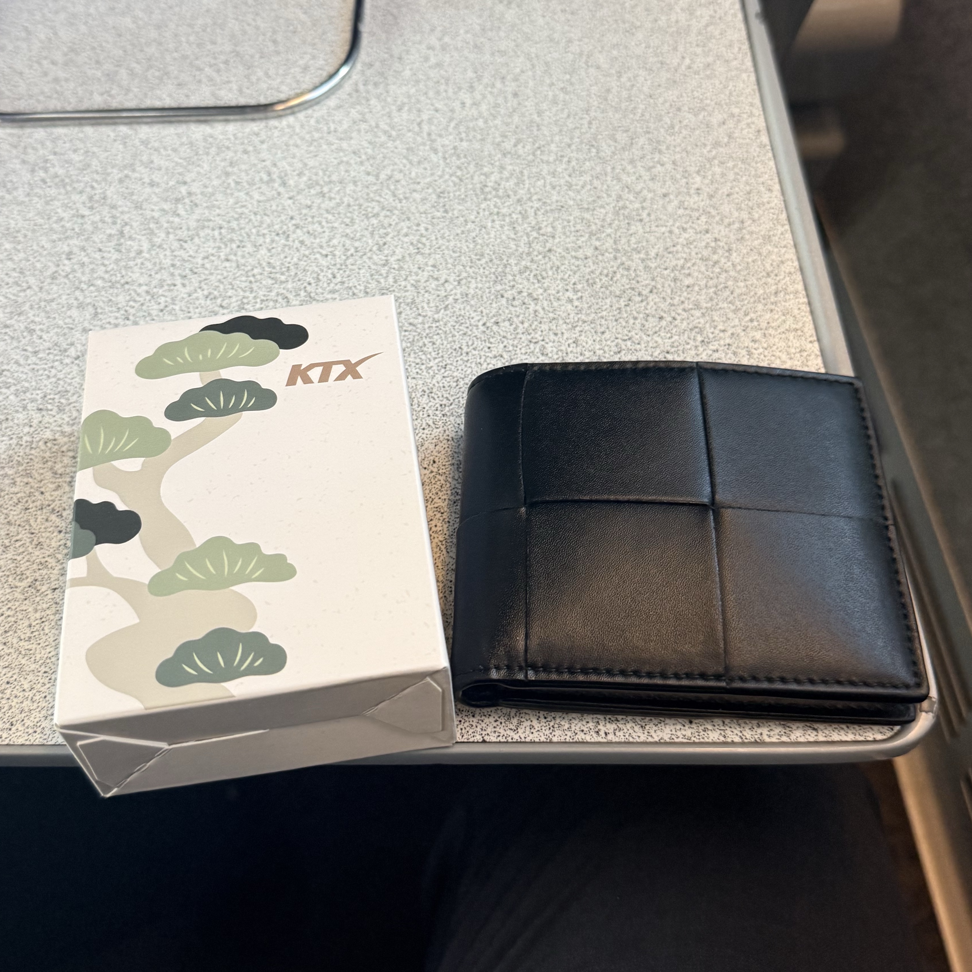 Bottega Veneta Bi-Fold Wallet Black 착용 스타일 - 1